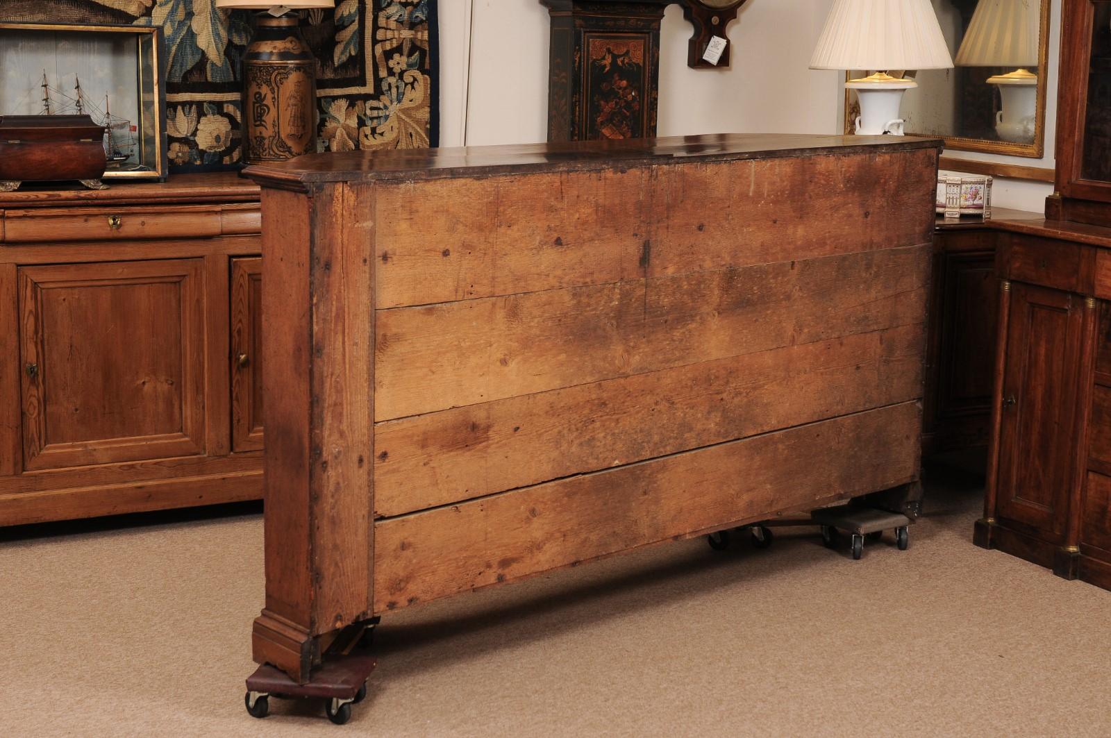 Credenza in legno di noce della metà del XVIII secolo con 4 cassetti e 4 ante in vendita 6