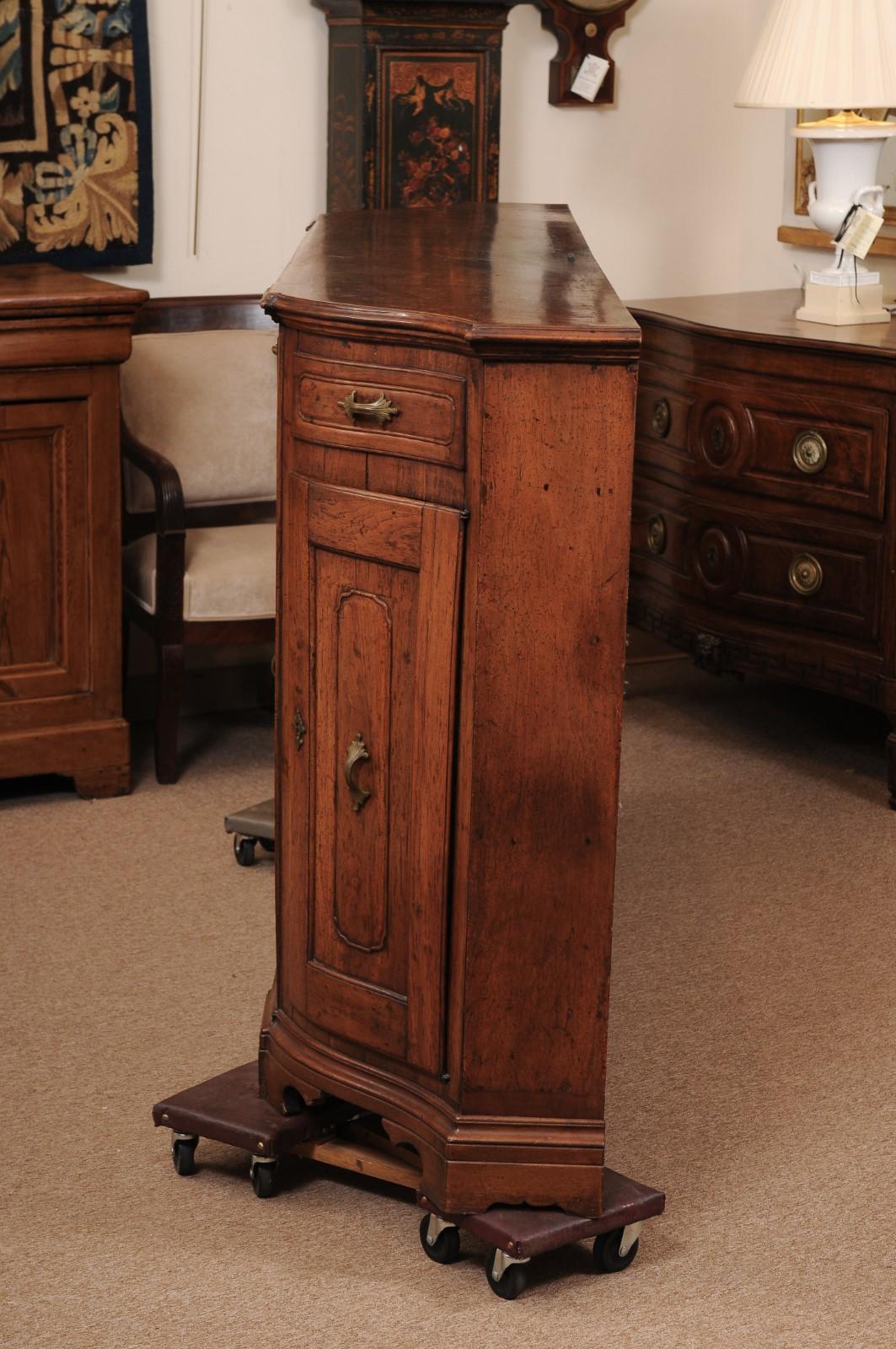Credenza in legno di noce della metà del XVIII secolo con 4 cassetti e 4 ante in vendita 7