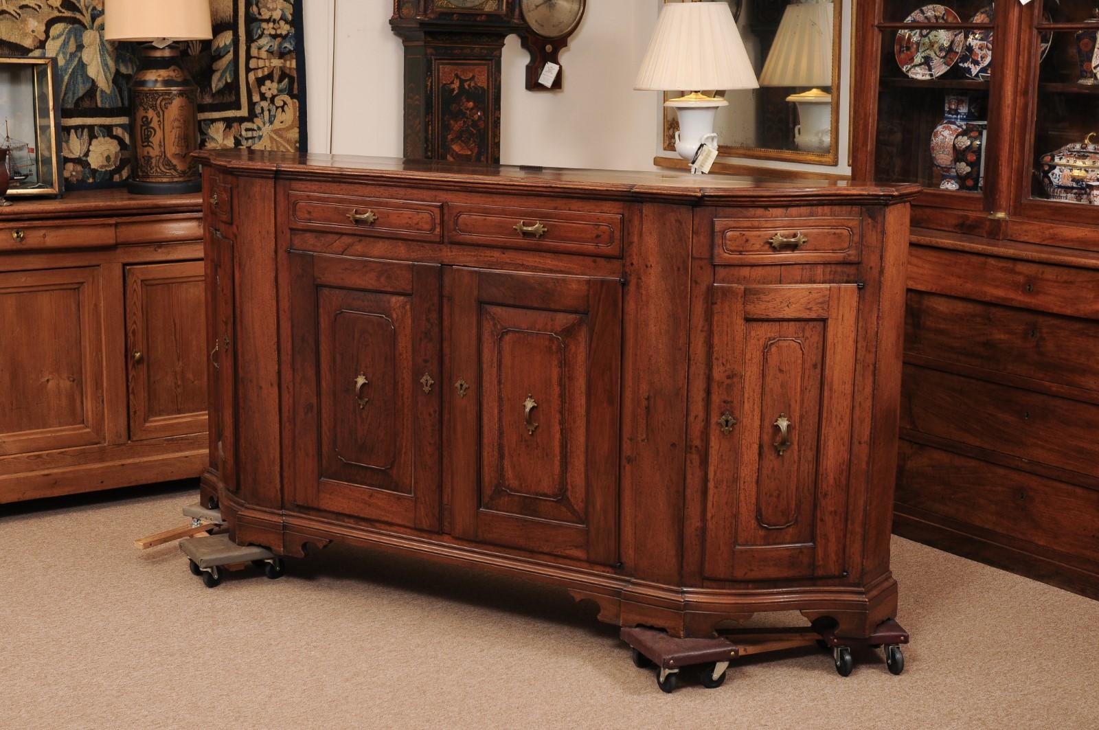 Credenza in legno di noce della metà del XVIII secolo con 4 cassetti e 4 ante in vendita 8