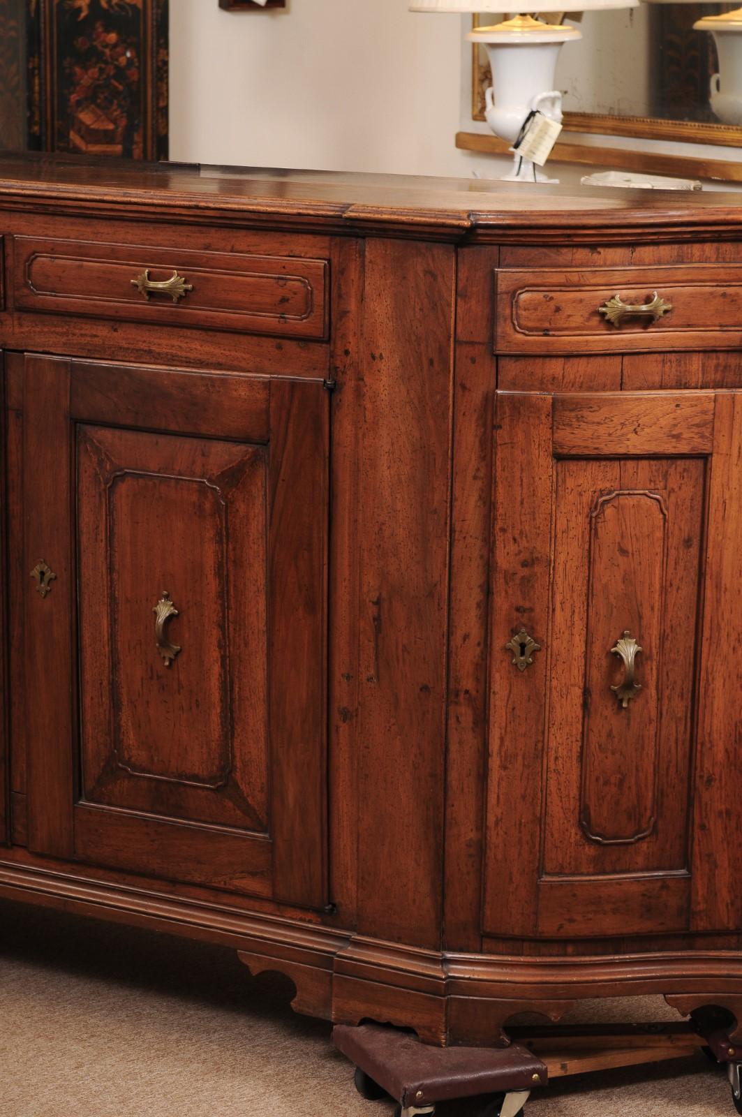 Credenza in legno di noce della metà del XVIII secolo con 4 cassetti e 4 ante in vendita 9