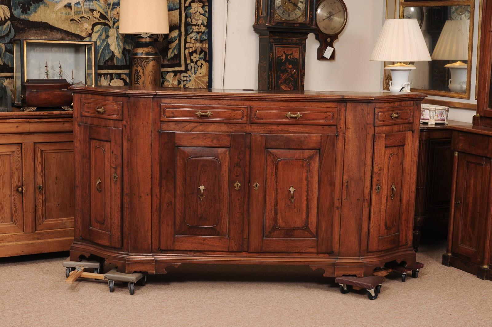 Credenza in noce della metà del XVIII secolo con 4 cassetti e 4 ante e fianchi in galbiato