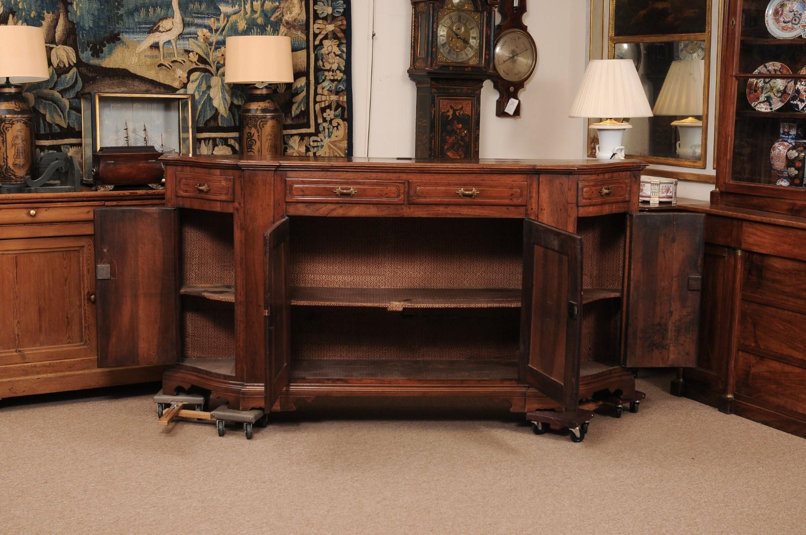 Italiano Credenza in legno di noce della metà del XVIII secolo con 4 cassetti e 4 ante in vendita