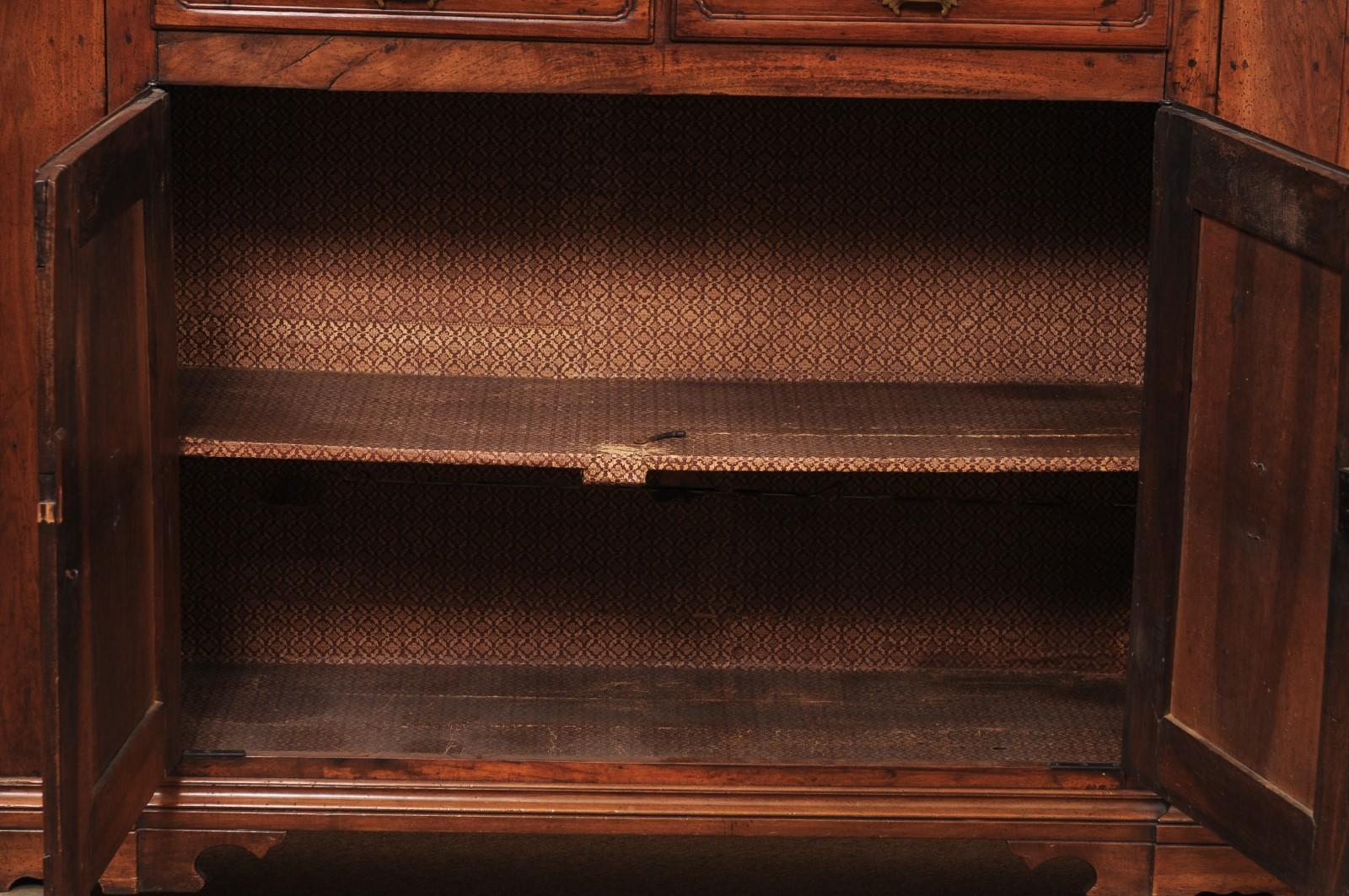 Credenza in legno di noce della metà del XVIII secolo con 4 cassetti e 4 ante In condizioni discrete in vendita a Atlanta, GA