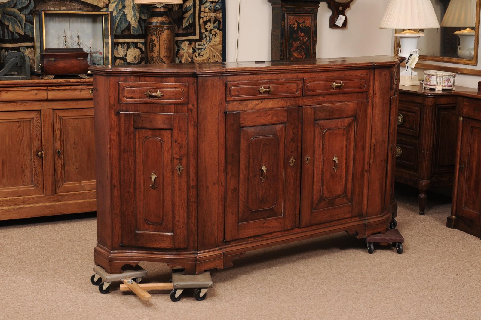 Fino al XVIII secolo Credenza in legno di noce della metà del XVIII secolo con 4 cassetti e 4 ante in vendita