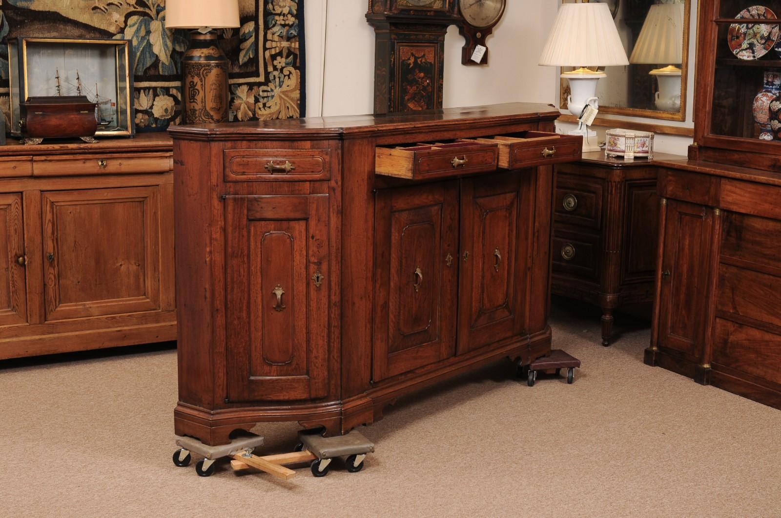 Noce Credenza in legno di noce della metà del XVIII secolo con 4 cassetti e 4 ante in vendita