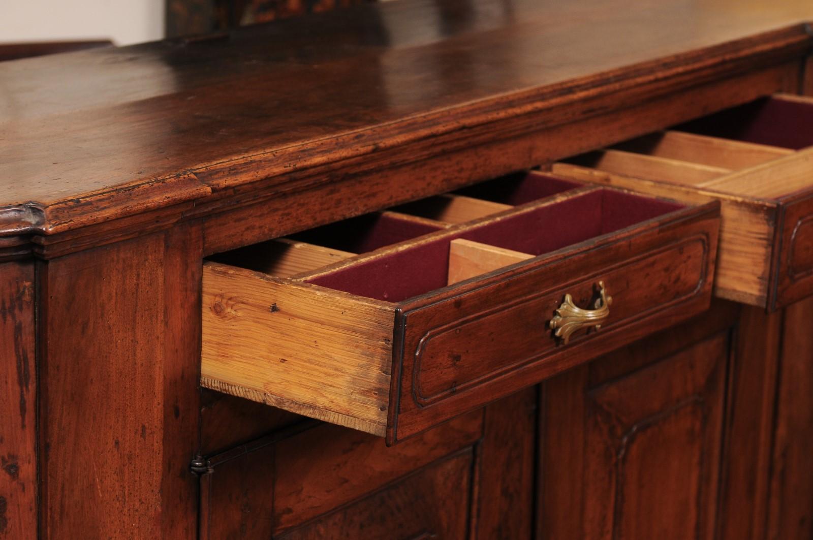 Credenza in legno di noce della metà del XVIII secolo con 4 cassetti e 4 ante in vendita 1