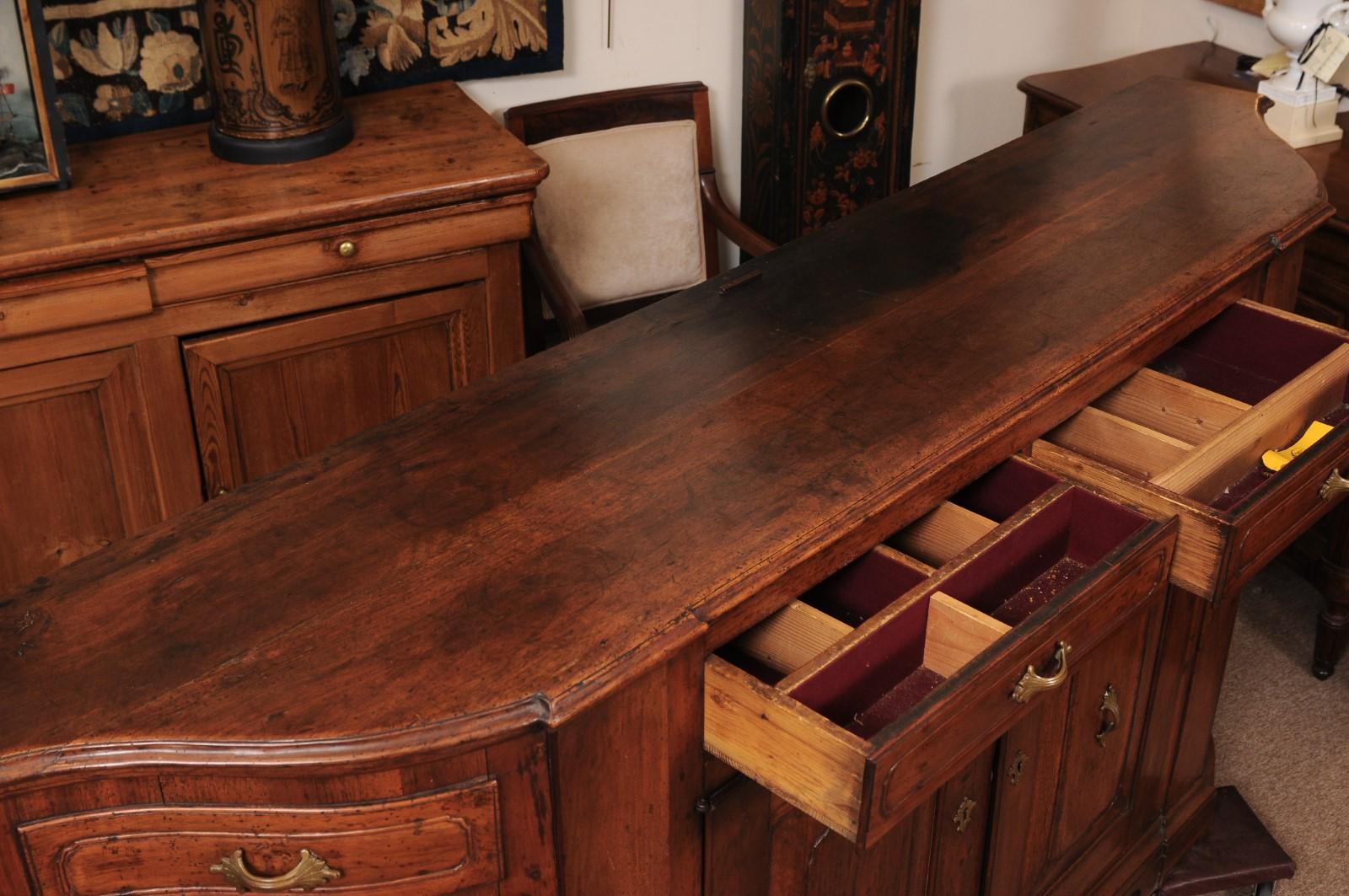 Credenza in legno di noce della metà del XVIII secolo con 4 cassetti e 4 ante in vendita 2