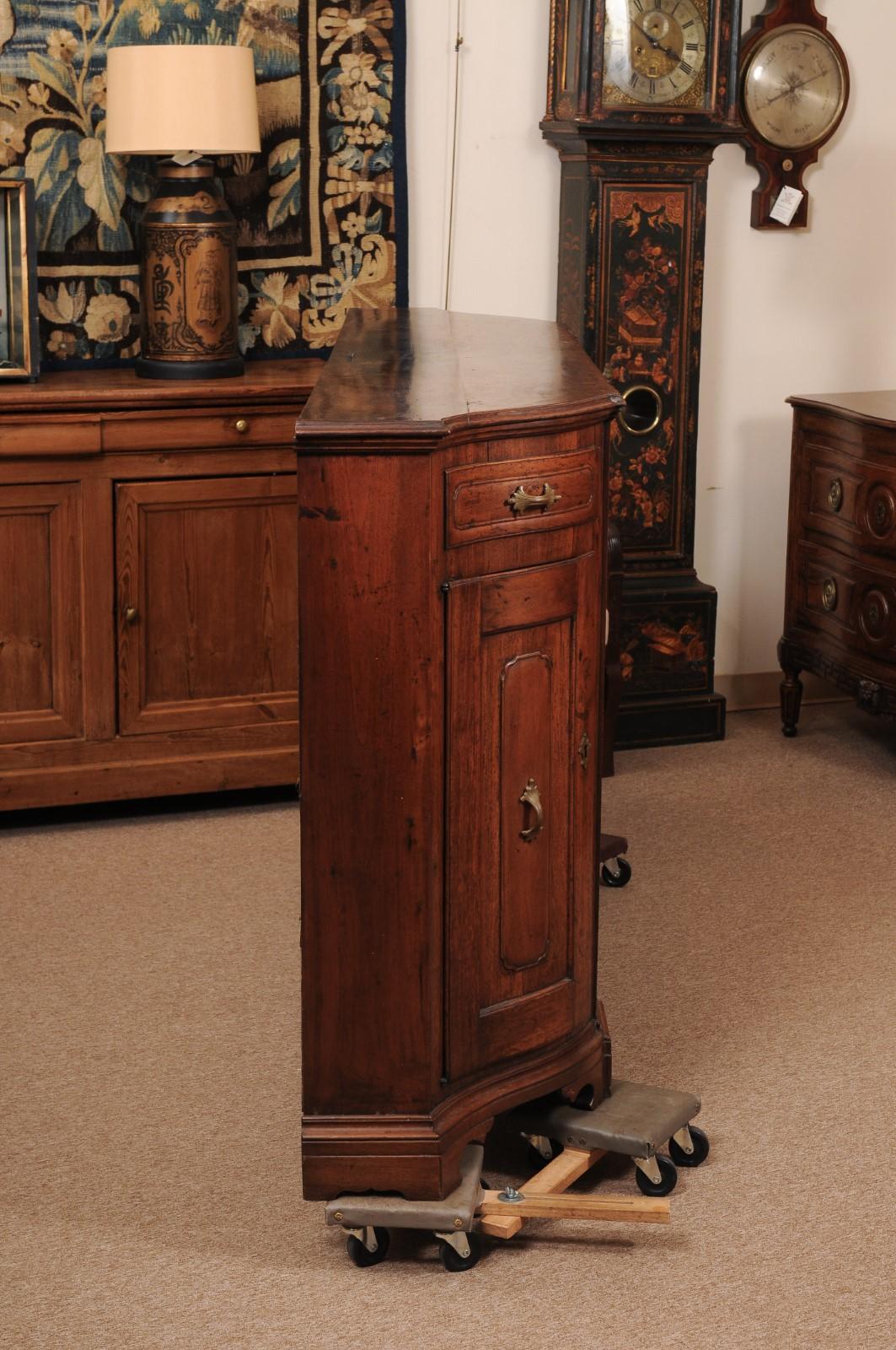 Credenza in legno di noce della metà del XVIII secolo con 4 cassetti e 4 ante in vendita 3