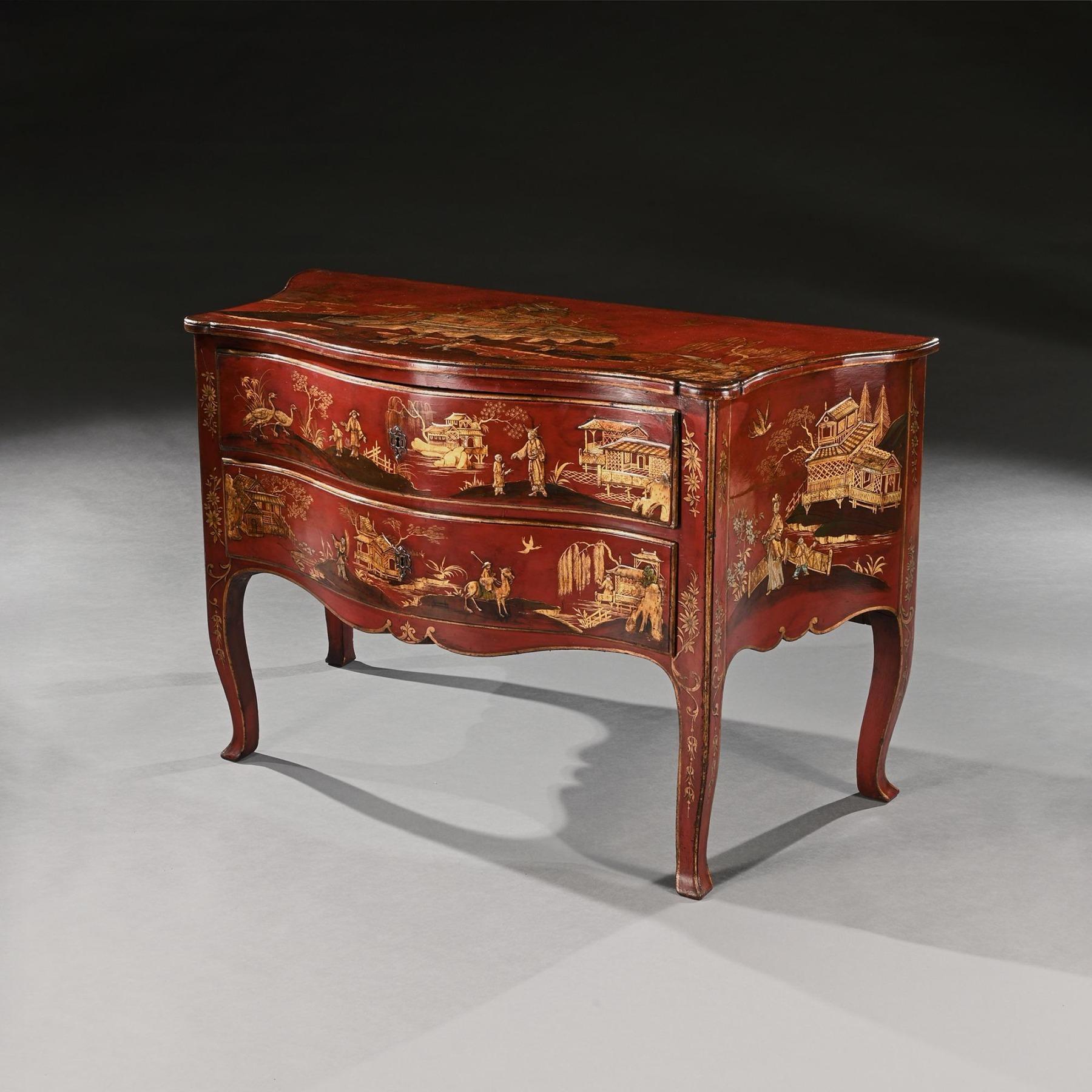 Un'interessantissima commode della metà del XIX secolo in stile rococò, laccata o rivestita di giapano.



Chiaramente ispirata alle forme francesi di Luigi XV, questa meravigliosa commode ha una forma a doppio serpente. Ciò significa che sia i lati