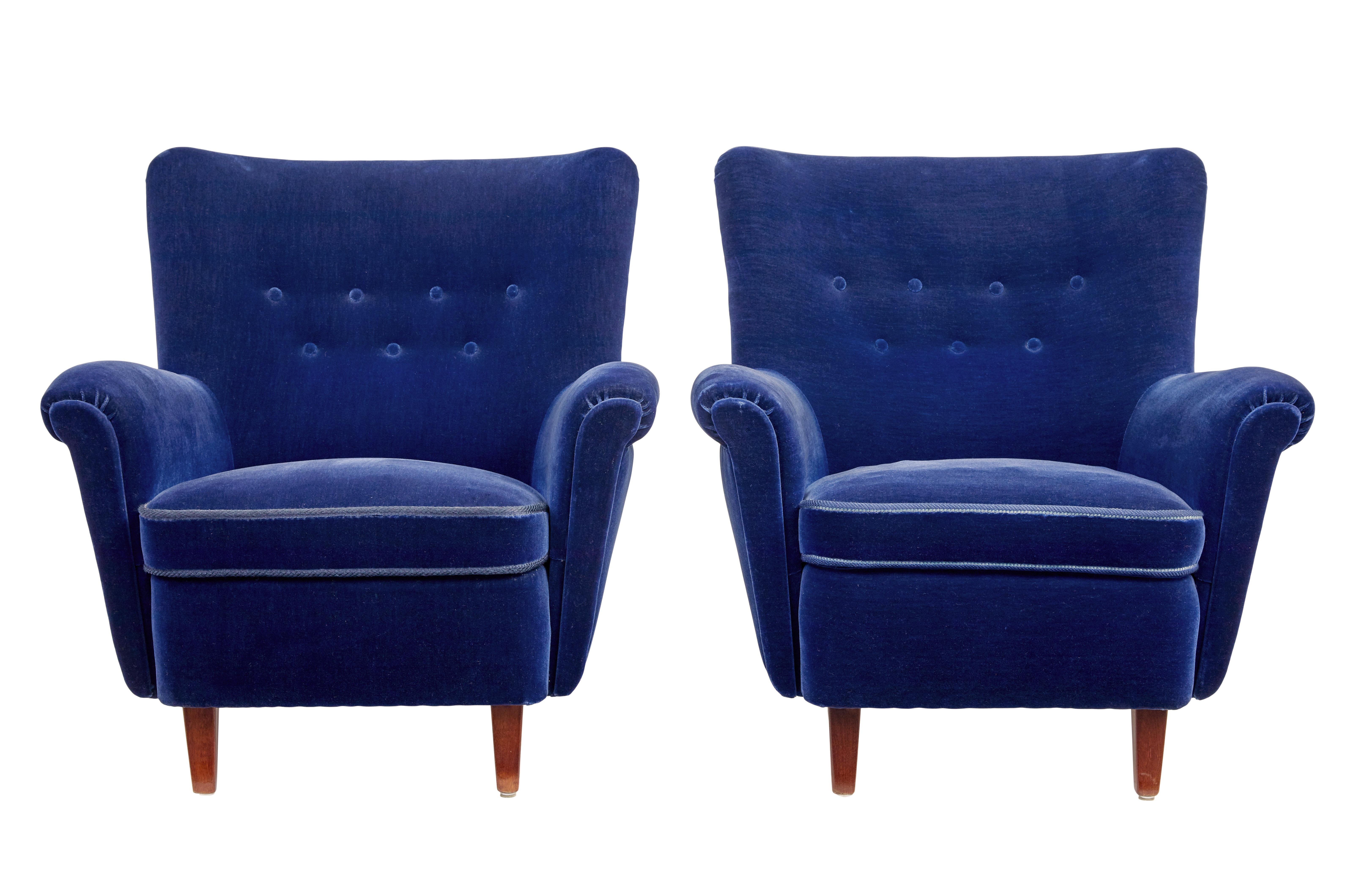 Nous avons le plaisir de vous présenter ce superbe ensemble de 3 pièces datant de 1950.

La suite comprend une paire de fauteuils et un canapé assorti.  Richement rembourré dans un tissu velours bleu profond.

Canapé 2 places à dossier et forme
