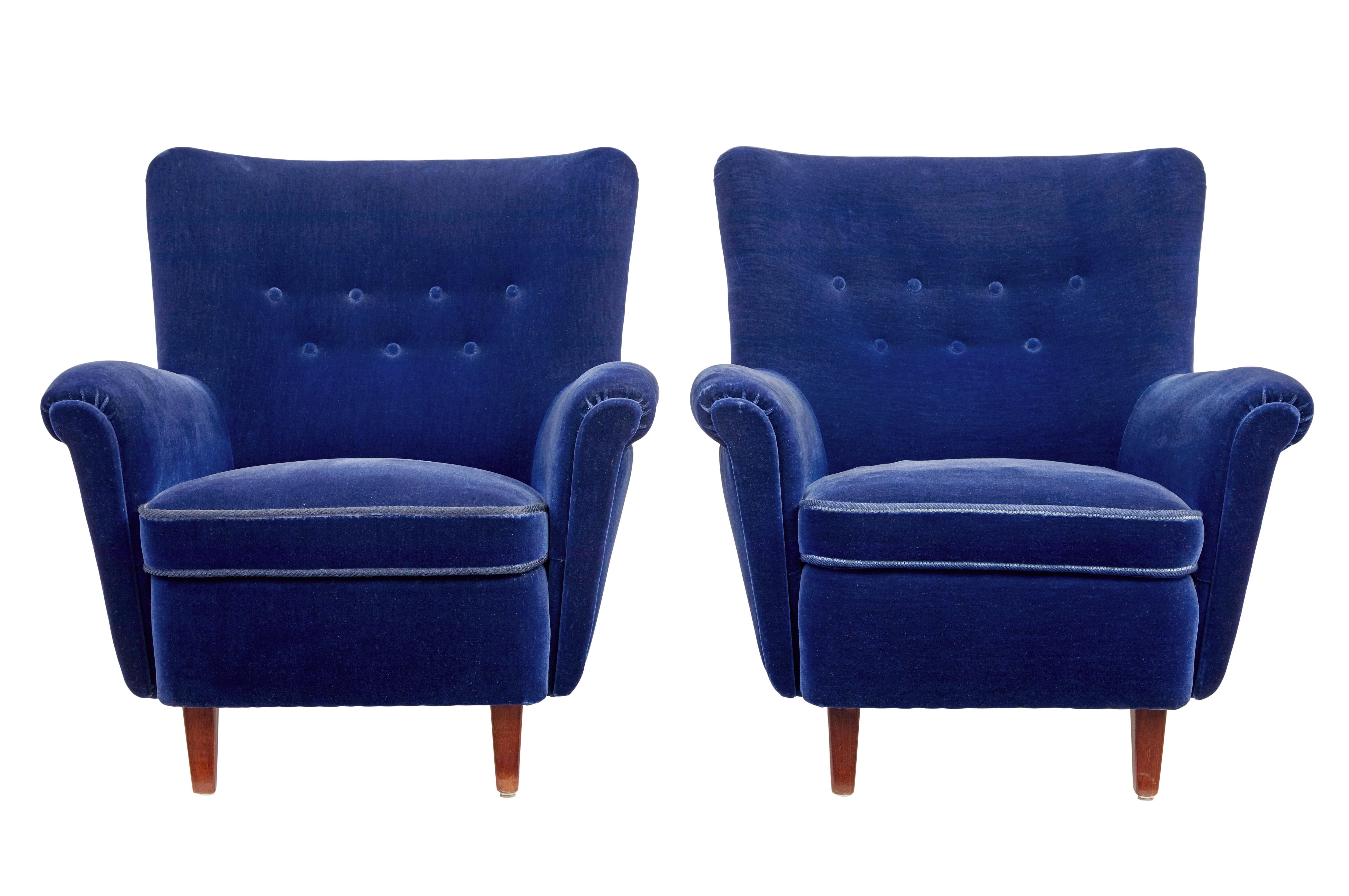 CIRCA a le plaisir de présenter ce superbe ensemble de 3 pièces datant d'environ 1950.

La suite comprend une paire de fauteuils et un canapé assorti. Richement rembourré dans un tissu velours bleu profond.

Canapé 2 places à dossier et forme