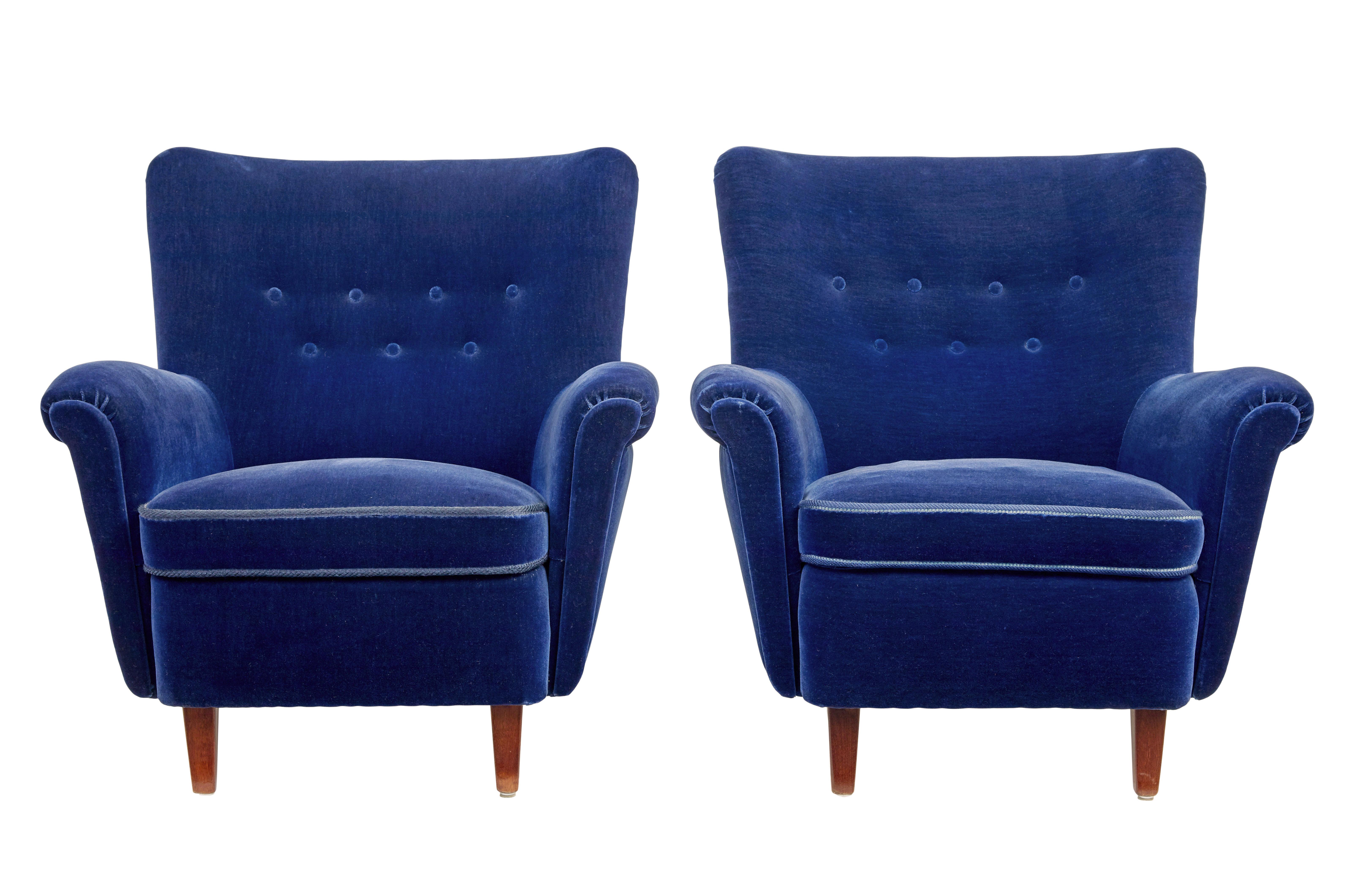 Wir freuen uns, diese atemberaubende 3-teilige Suite um 1950 zu präsentieren.

Die Suite besteht aus einem Paar Sesseln und einem passenden Sofa. Reich gepolstert mit einem tiefblauen Veloursstoff.

2-Sitzer-Sofa mit gepolsterter Rückenlehne und