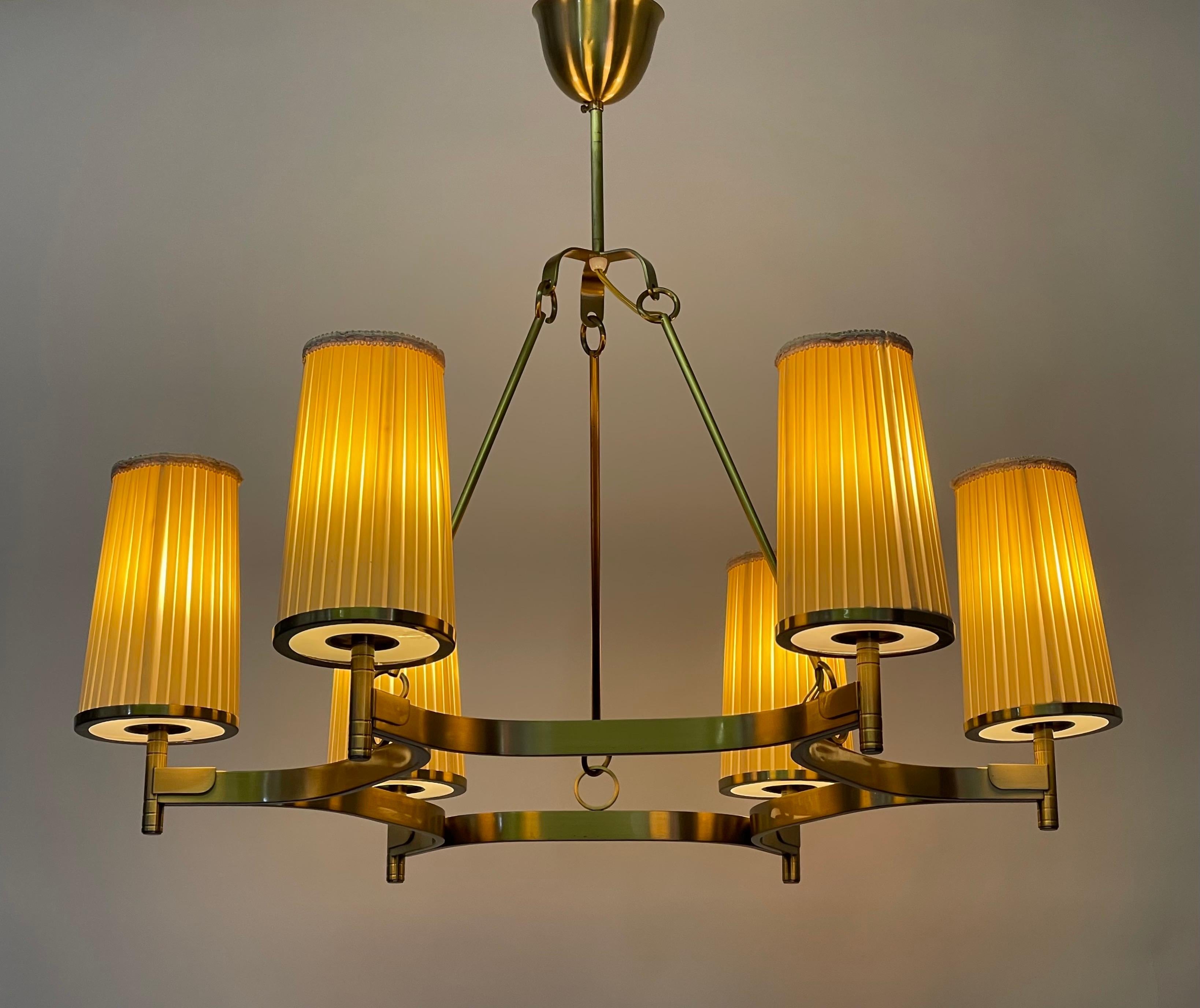 A mid-century, six -light laquiered brass of aluminium chandelier, circa 1950s.
Measurements: Height 26.37 Inches, diameter 31.49 Inches.
Socket: 6 x E27 Edison for standard screw bulbs.
 
 
  