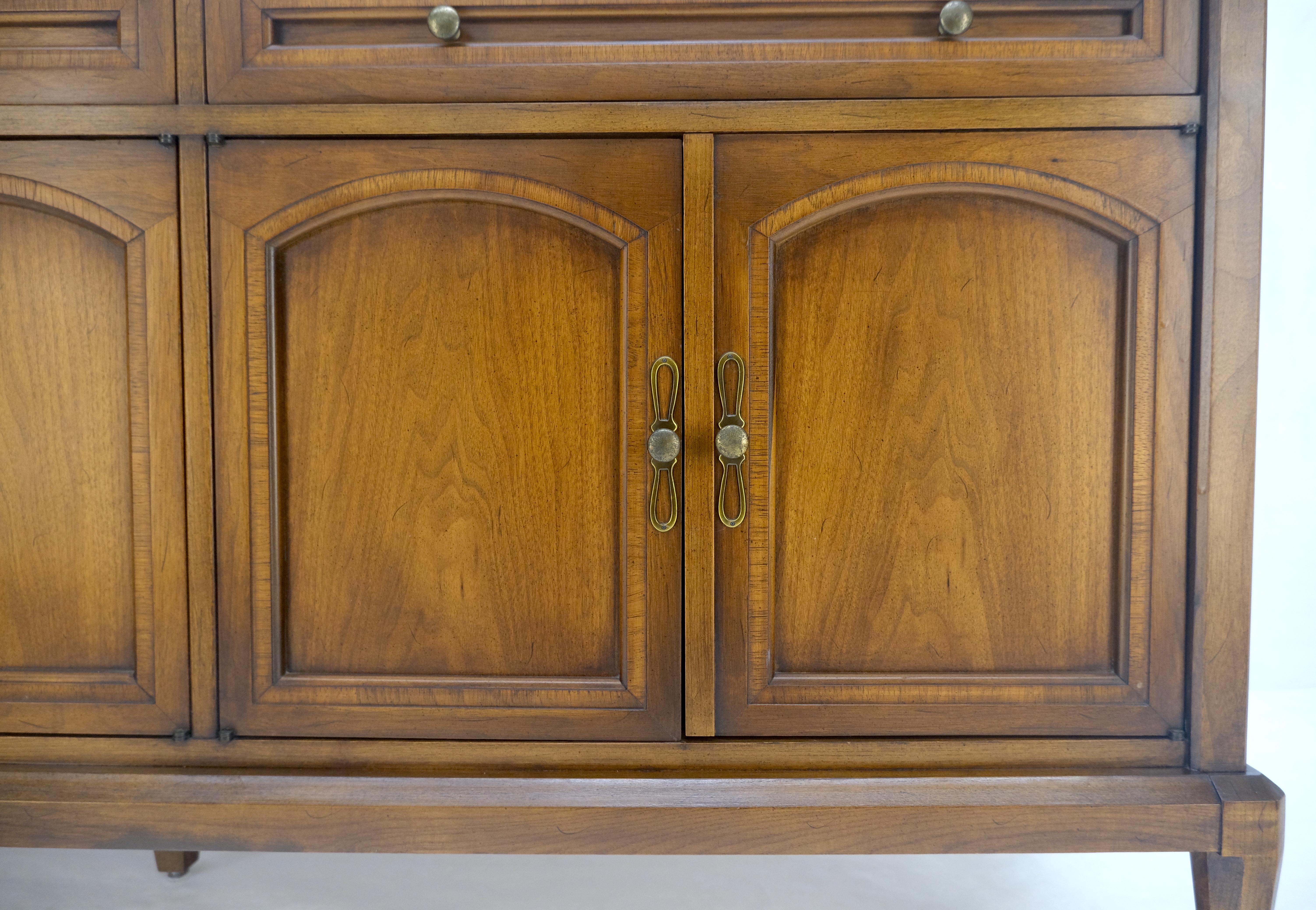 Fine Mid Century Noce chiaro 5 porte 3 cassetti Credenza Dresser Sideboard MINT In condizioni buone in vendita a Rockaway, NJ