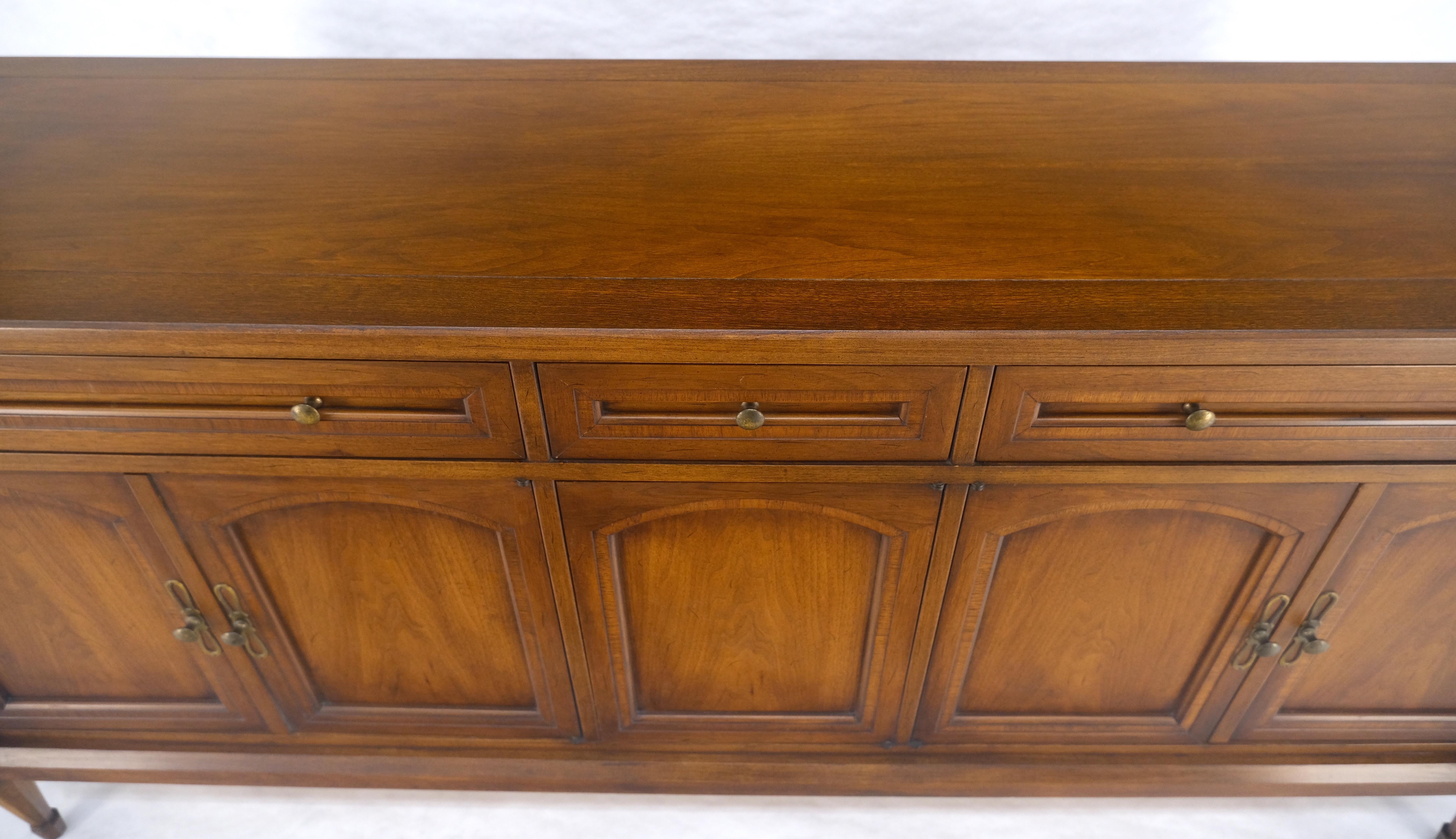 XX secolo Fine Mid Century Noce chiaro 5 porte 3 cassetti Credenza Dresser Sideboard MINT in vendita