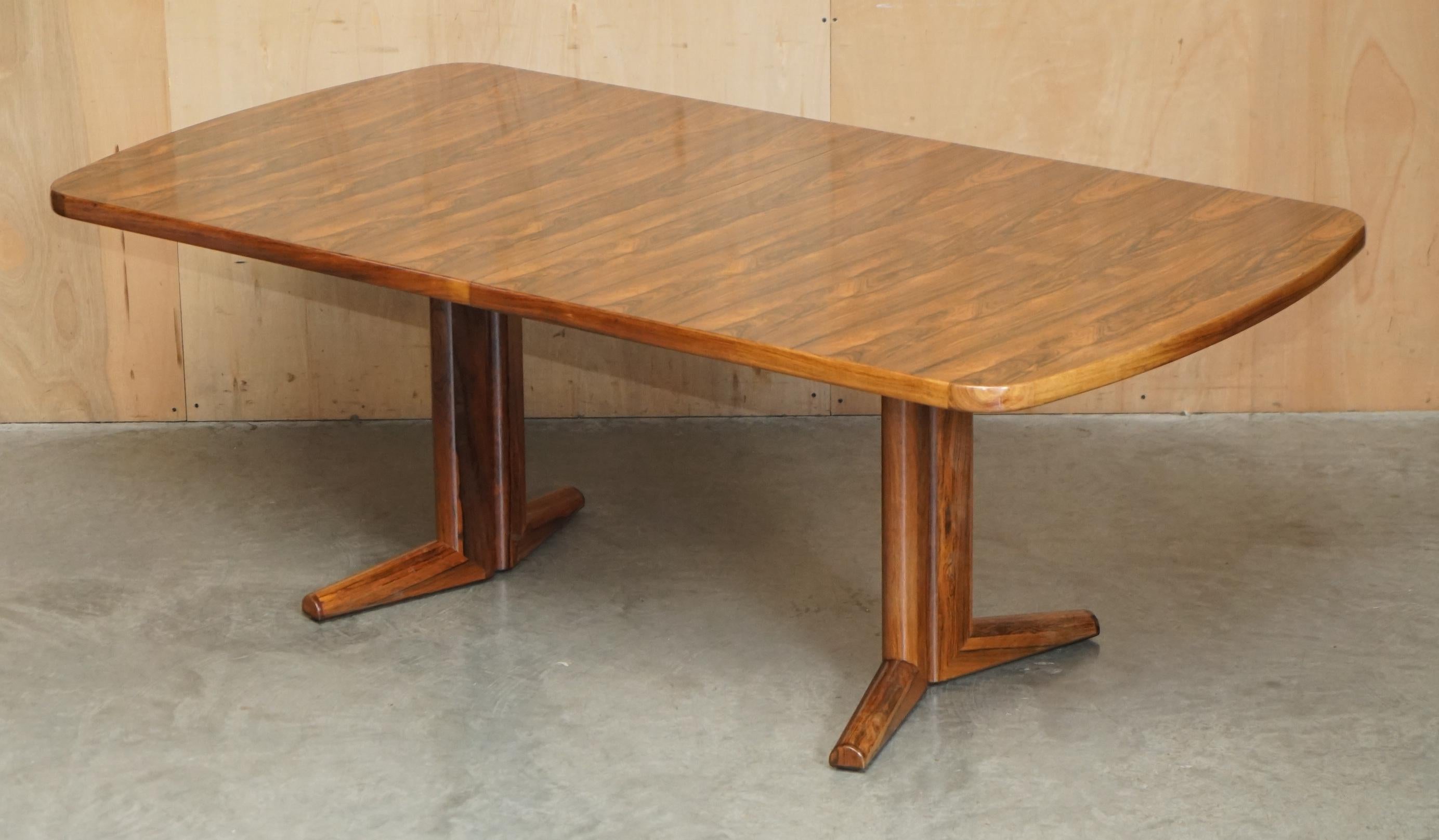 Casa Reale Antiquariato

Siamo lieti di offrire questo splendido tavolo da pranzo allungabile in legno di palissandro del Mid Century Modern, Gordon Russell, CIRCA 1970, disegnato da Martin Hall nella gamma Marlowe, che può ospitare fino a 10