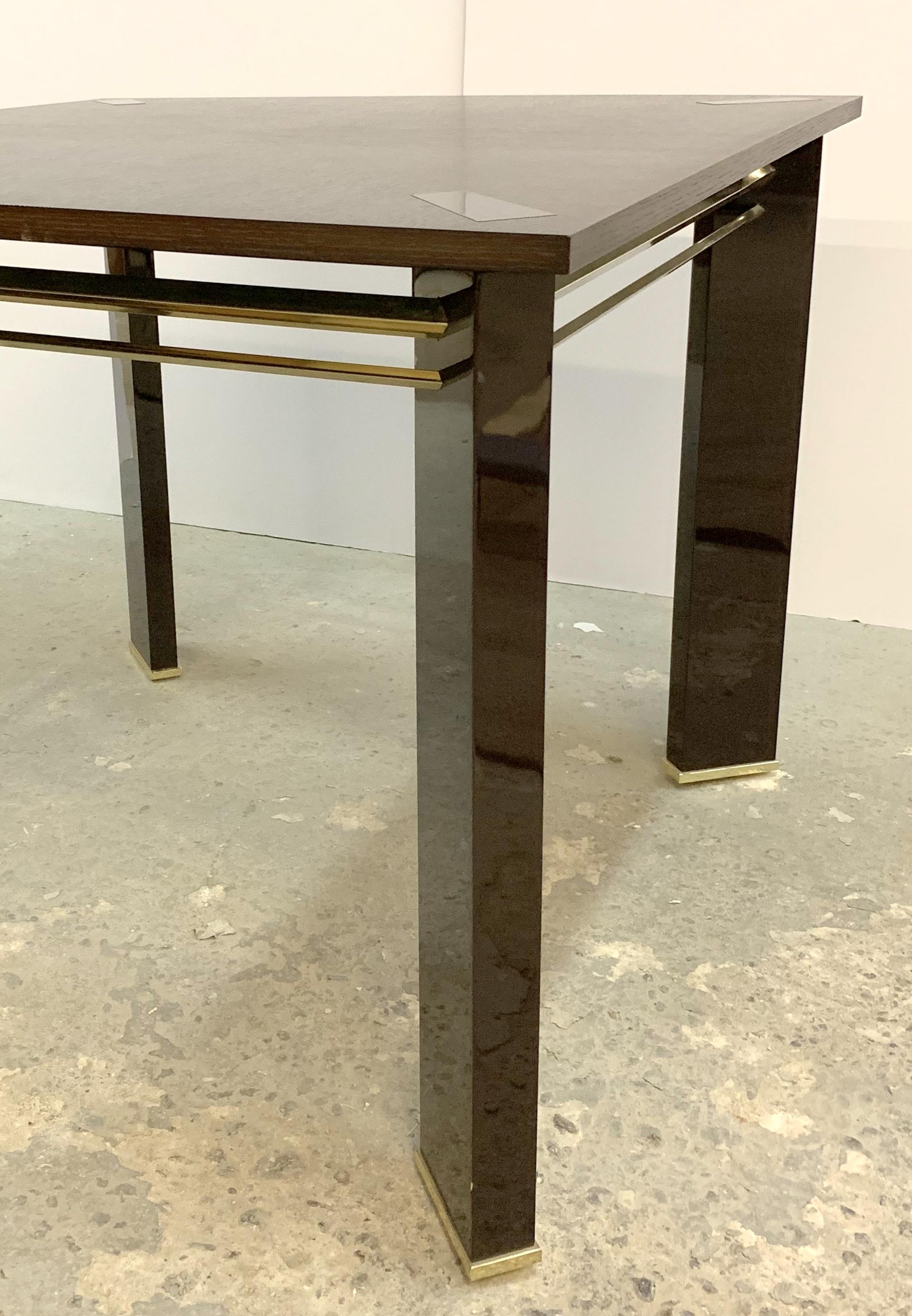 Quadratischer lackierter Spieltisch aus Eschenholz und polierter Bronze, Mid-Century Modern im Zustand „Gut“ im Angebot in Roslyn, NY