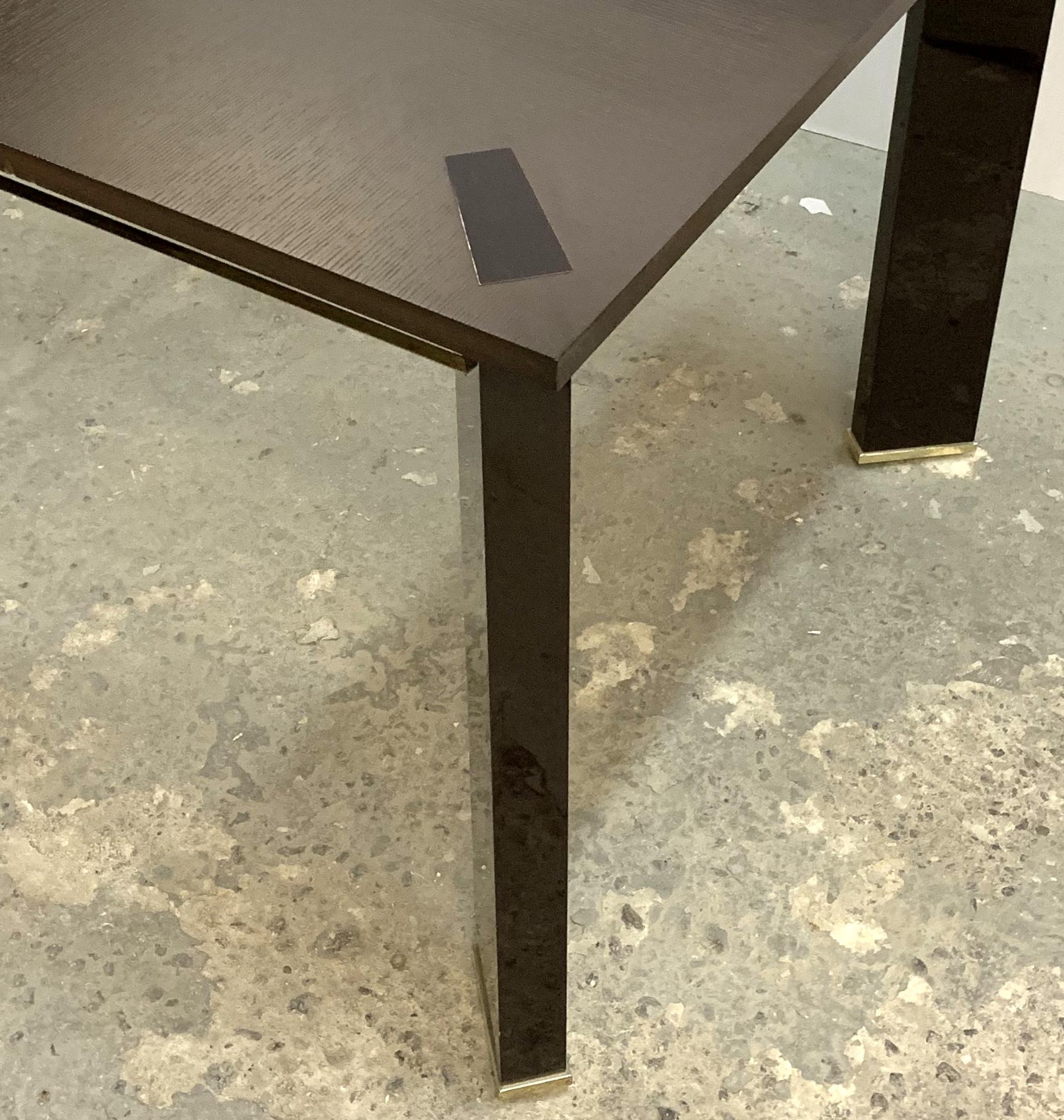 Quadratischer lackierter Spieltisch aus Eschenholz und polierter Bronze, Mid-Century Modern (20. Jahrhundert) im Angebot