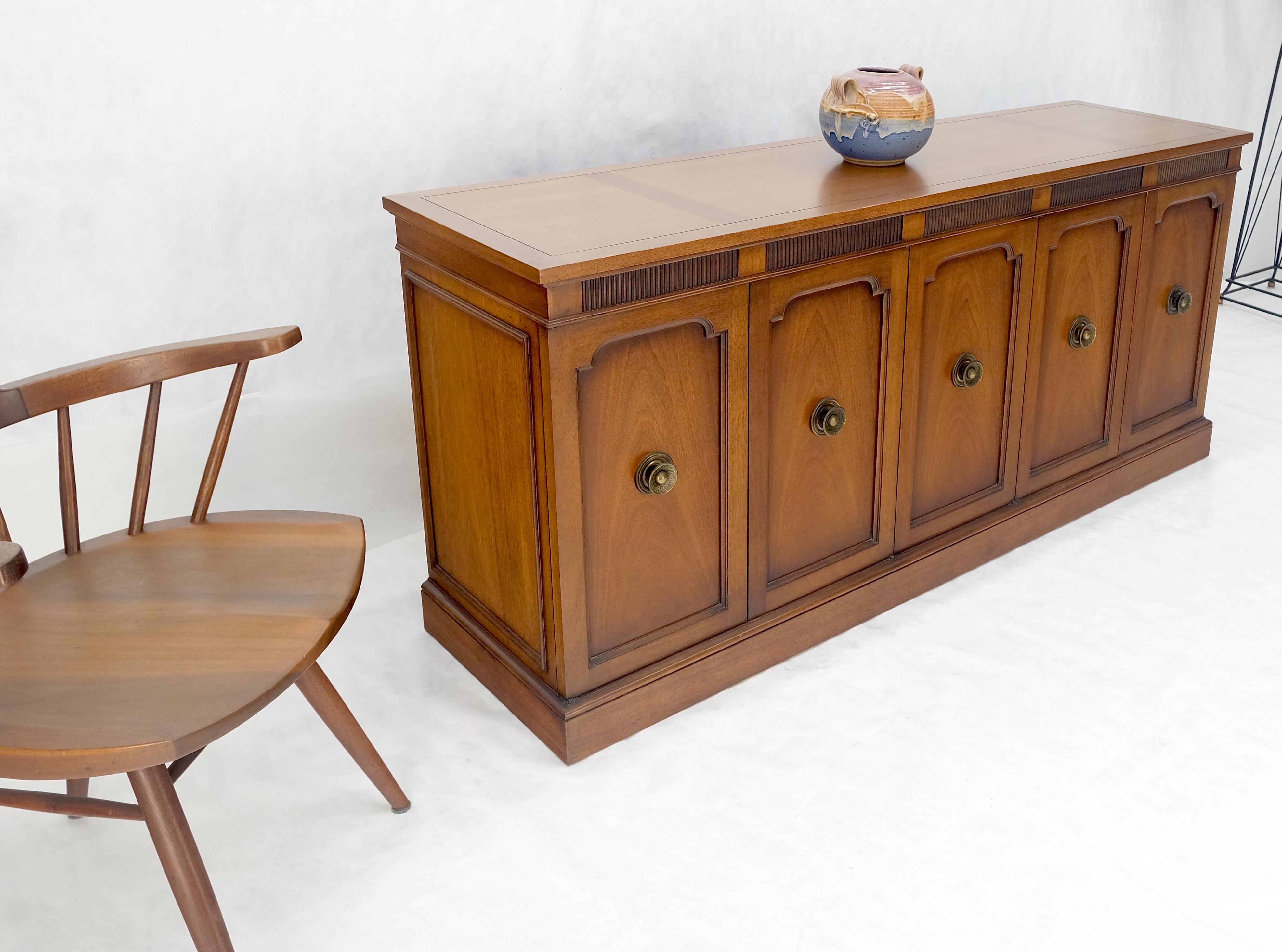Fine Mid Century Modern Brown Mahogany 5 Porte Cassetti Scomparti Credenza MINT in vendita 4
