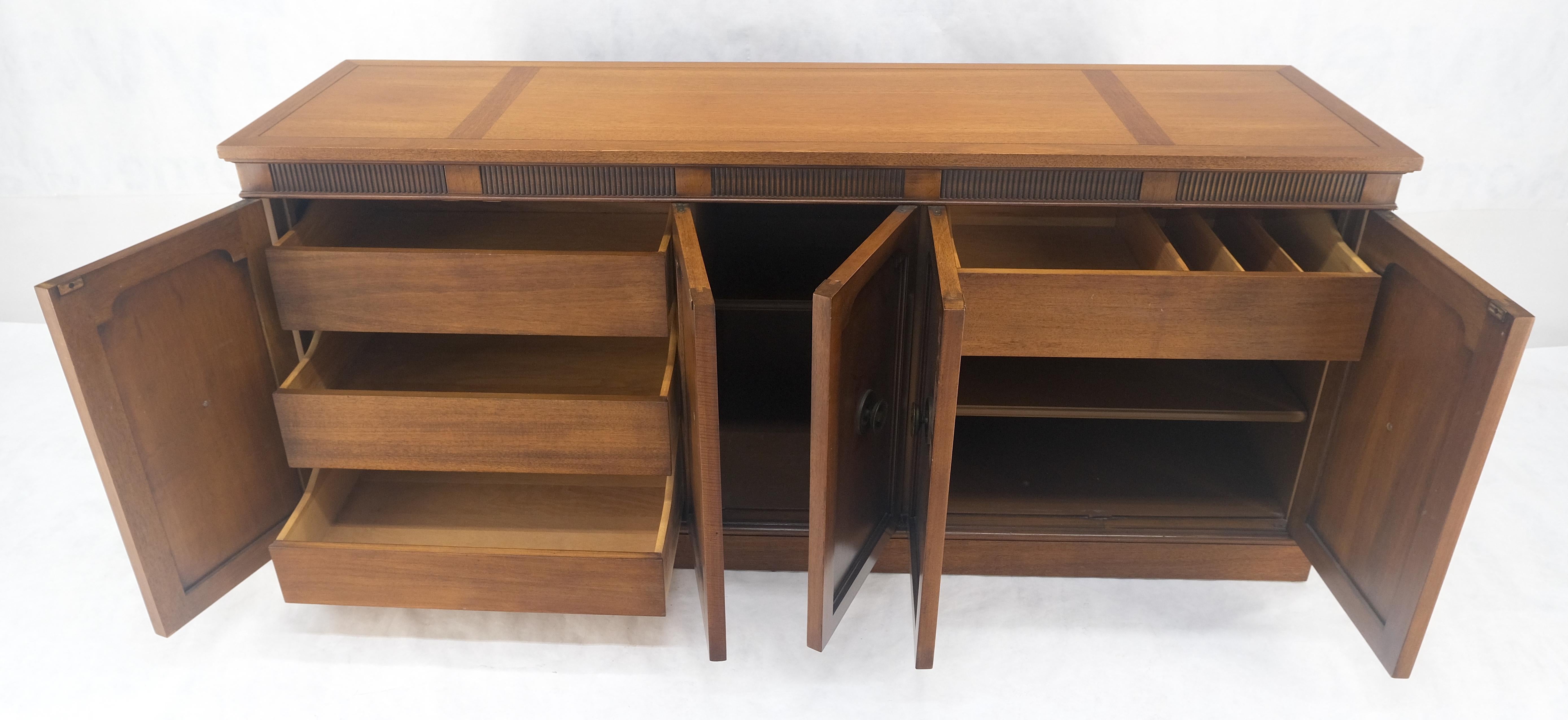 XX secolo Fine Mid Century Modern Brown Mahogany 5 Porte Cassetti Scomparti Credenza MINT in vendita