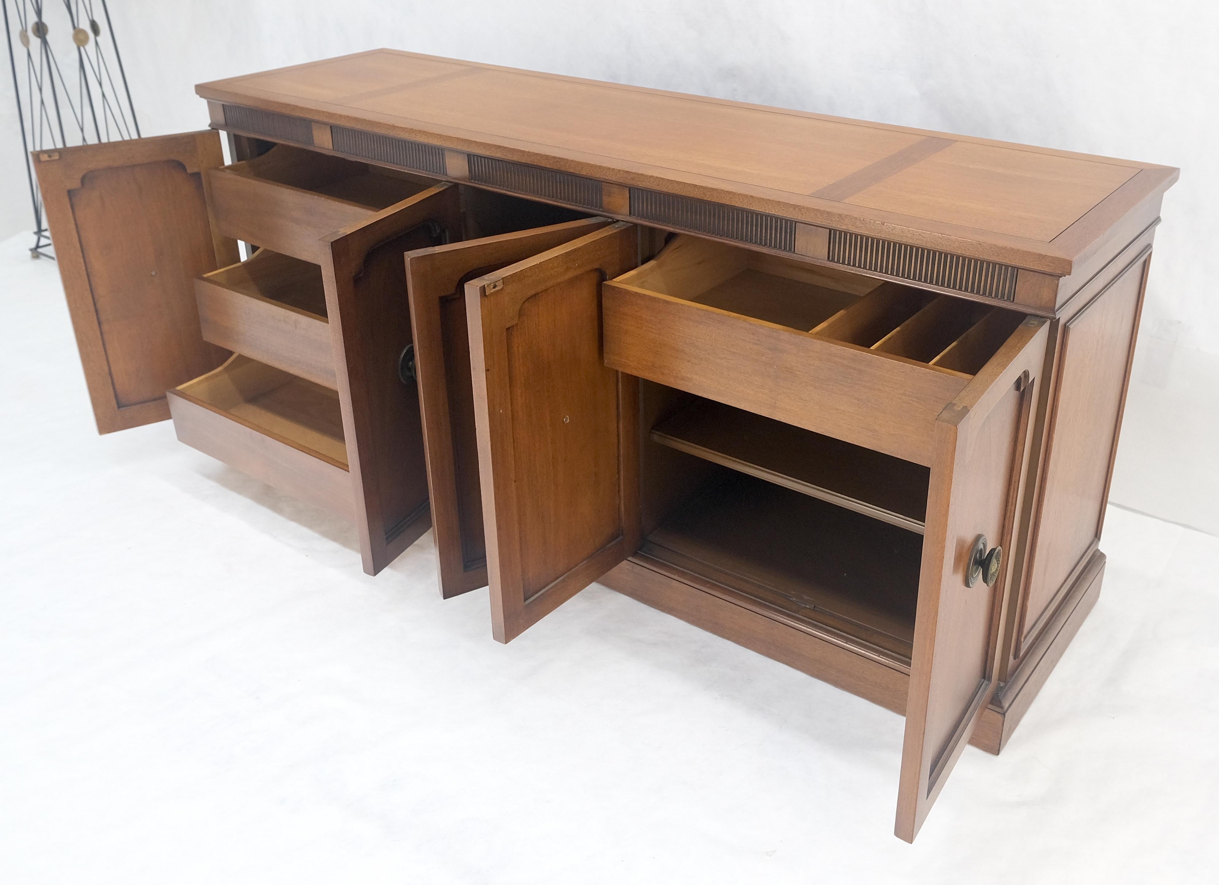 Ottone Fine Mid Century Modern Brown Mahogany 5 Porte Cassetti Scomparti Credenza MINT in vendita