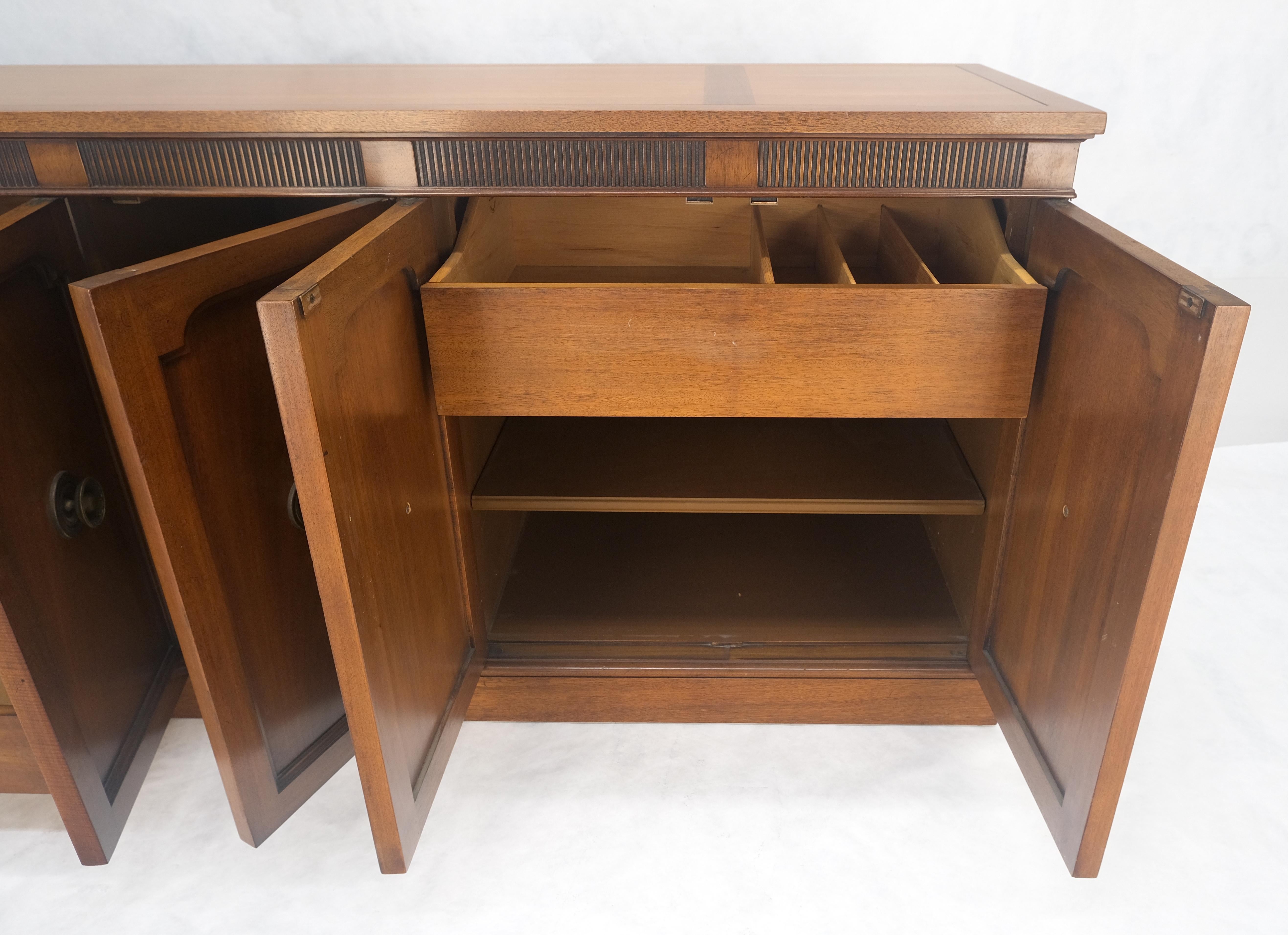 Fine Mid Century Modern Brown Mahogany 5 Porte Cassetti Scomparti Credenza MINT in vendita 1