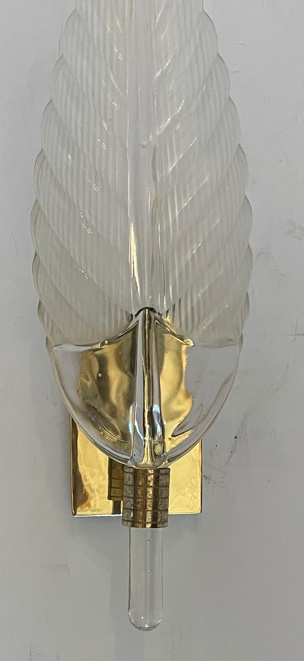 Fine Mid-Century Modern Polished Brass Murano Leaf Art Glass Seguso Pair Sconces In Good Condition For Sale In Roslyn, NY