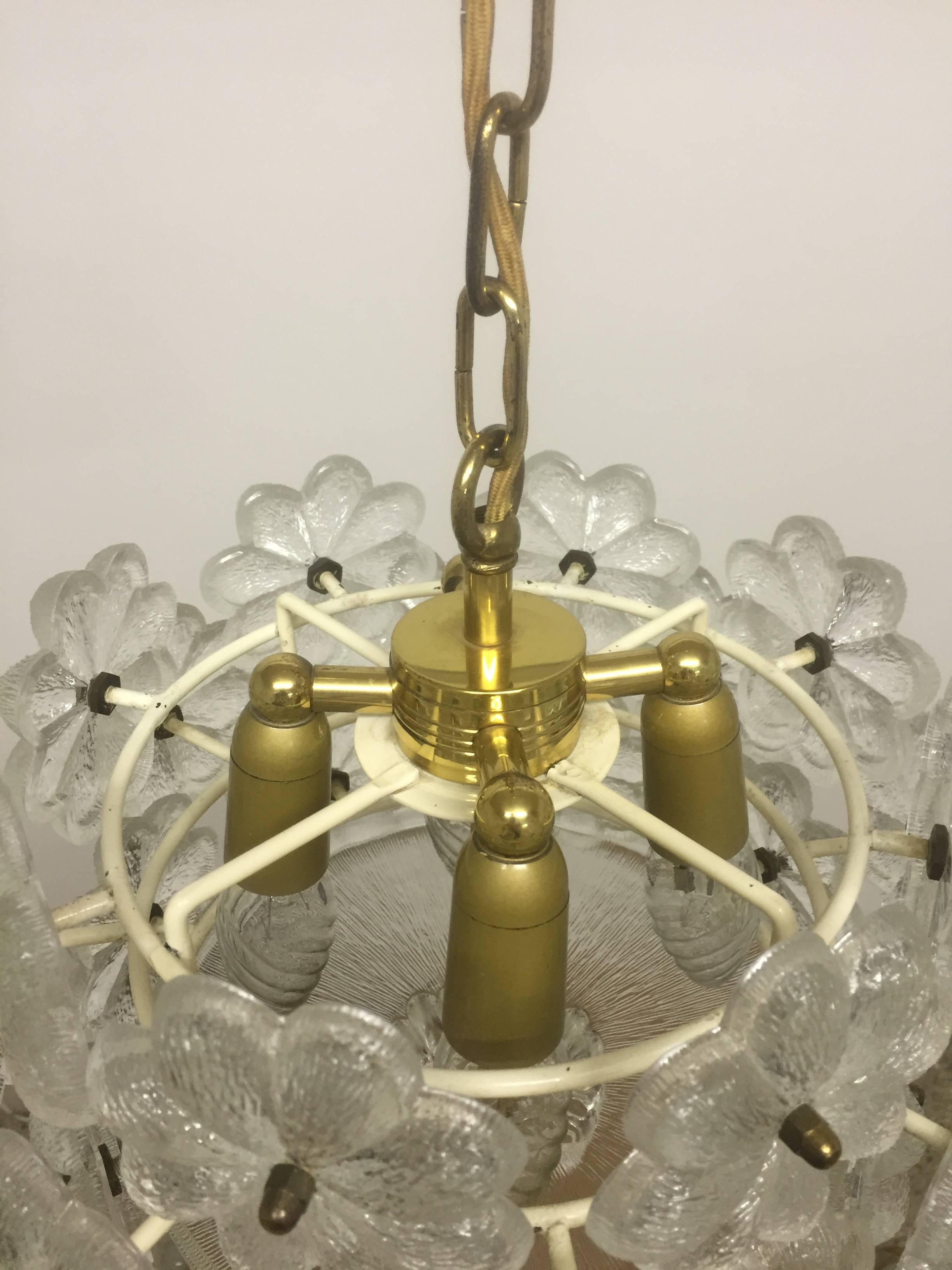Small Gilt Brass and Murano Glass Flower Pendant by E.Palme, circa 1960s For Sale 1
