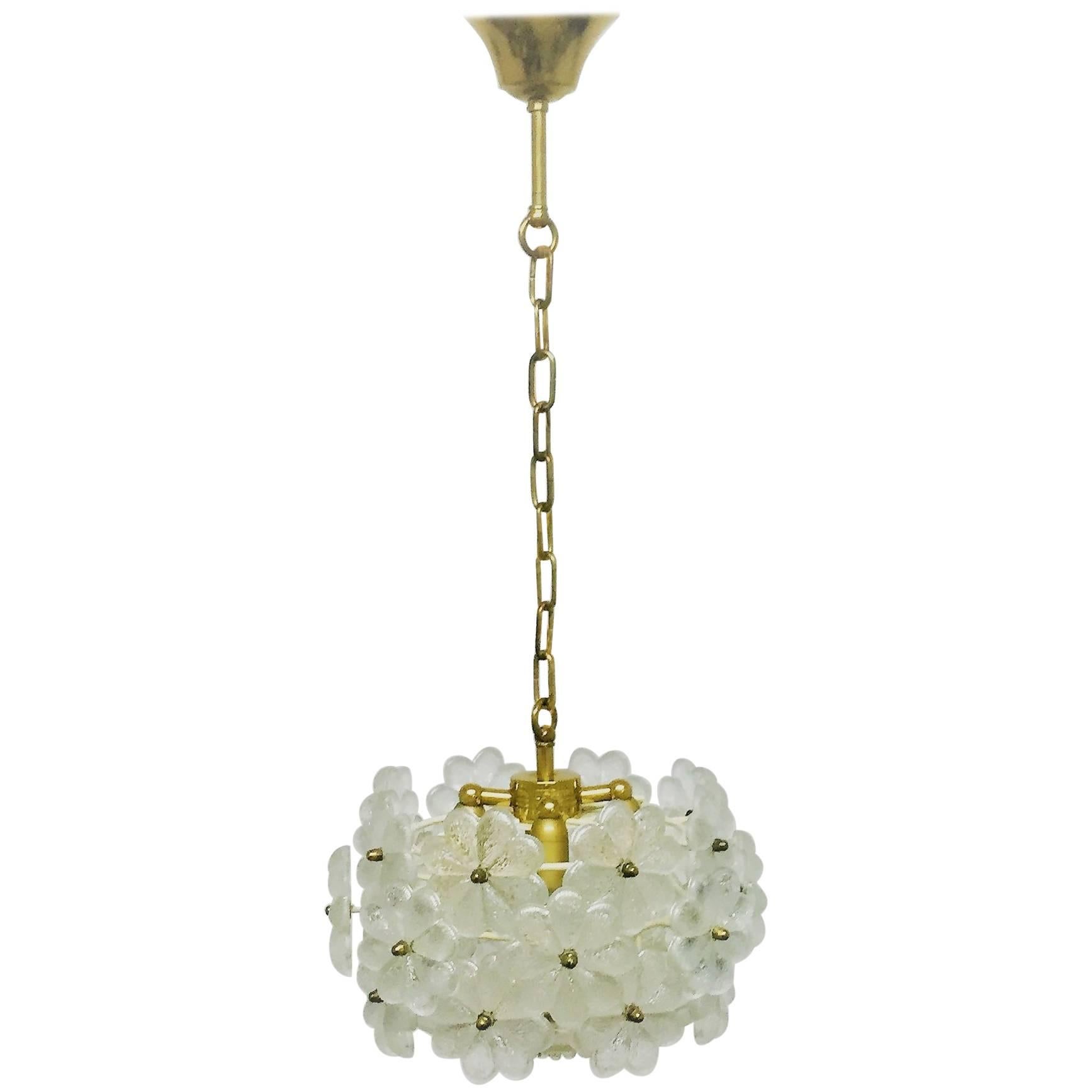 A rare, small mid - century Murano glass flower pendant by Ernst Palme, Germany, circa 1960s.

Socket: 4 x  E14 for Edison standard screw bulbs.

New wiring for US standards on request.

   