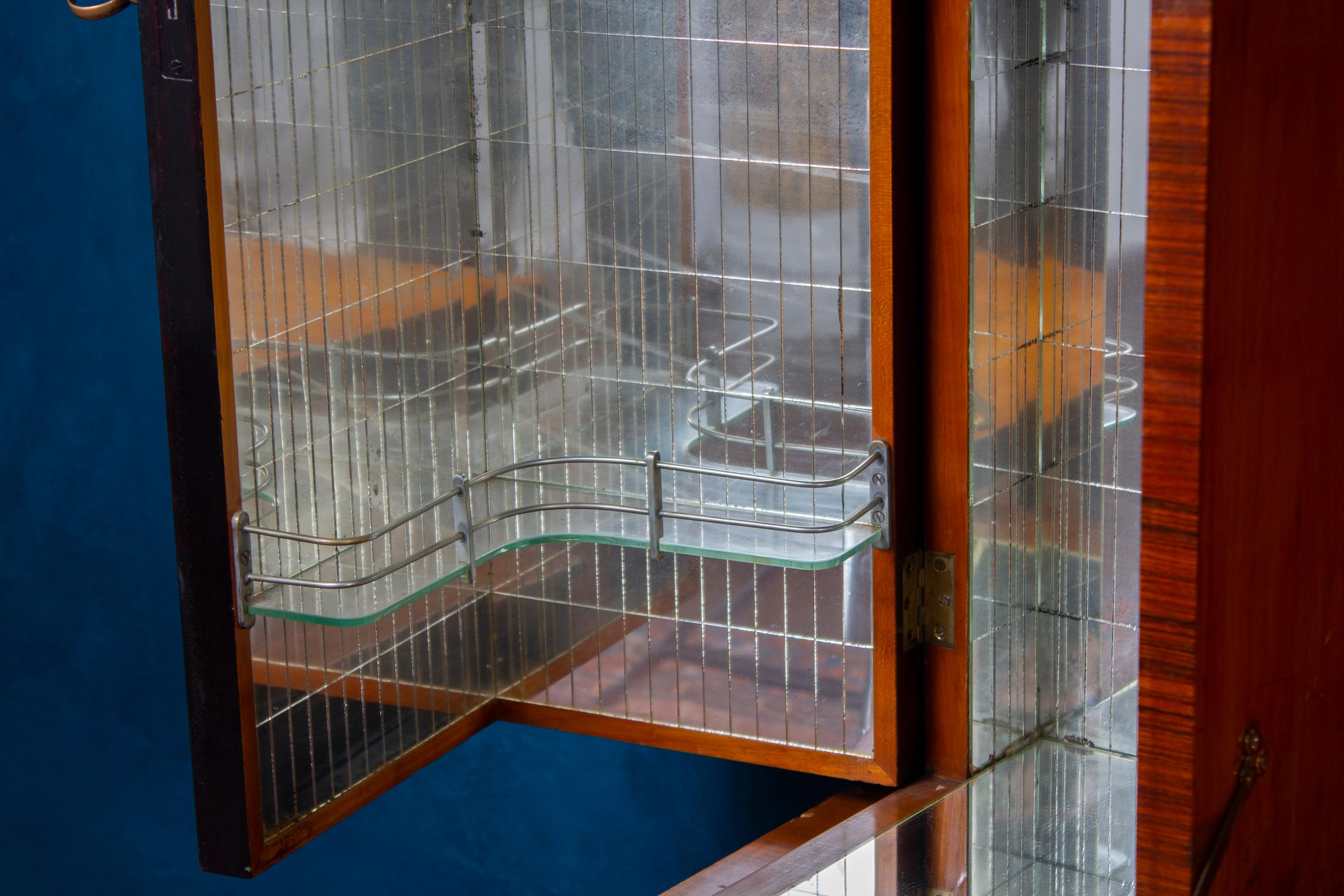 Raffinato mobile bar Trumeau di metà secolo, attribuito a Paolo Buffa, 1950 In condizioni ottime in vendita a Rome, IT