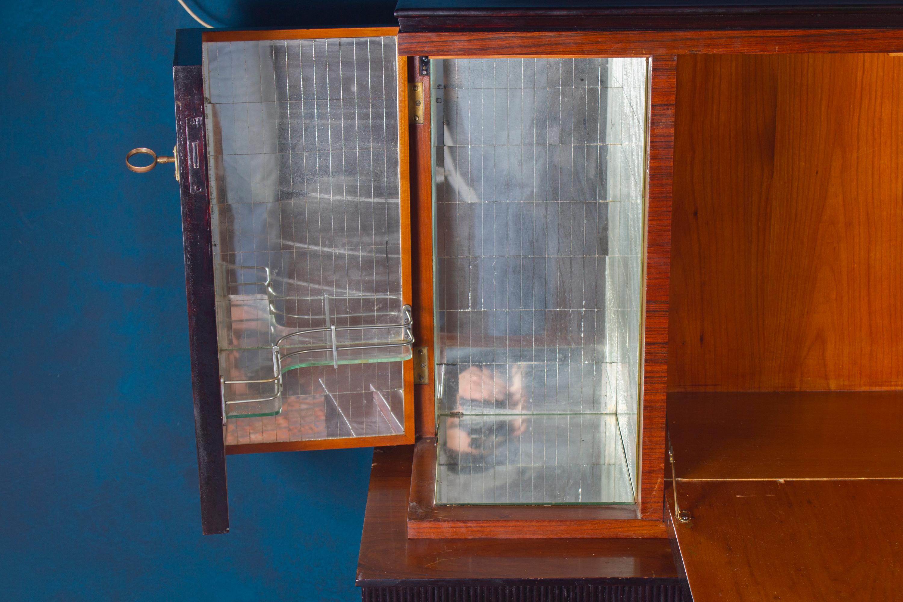 Metà XX secolo Raffinato mobile bar Trumeau di metà secolo, attribuito a Paolo Buffa, 1950 in vendita