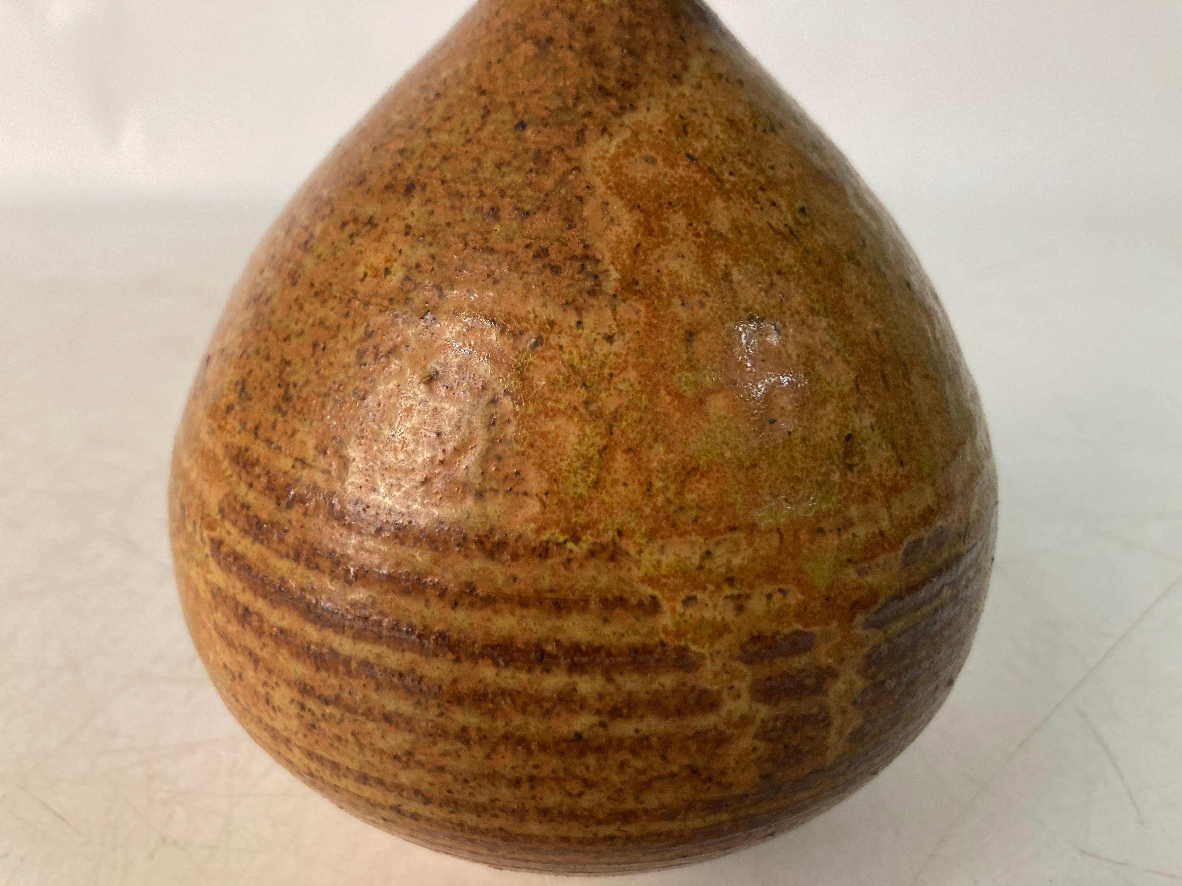 Eine feine gedrehte Keramikvase aus der Mitte des Jahrhunderts mit einer besonders außergewöhnlichen Form und Ausführung.  Die Vase hat eine weiche und natürliche Glasur mit feinen Erdtönen, die typisch für die Zeit der Jahrhundertmitte sind. Der