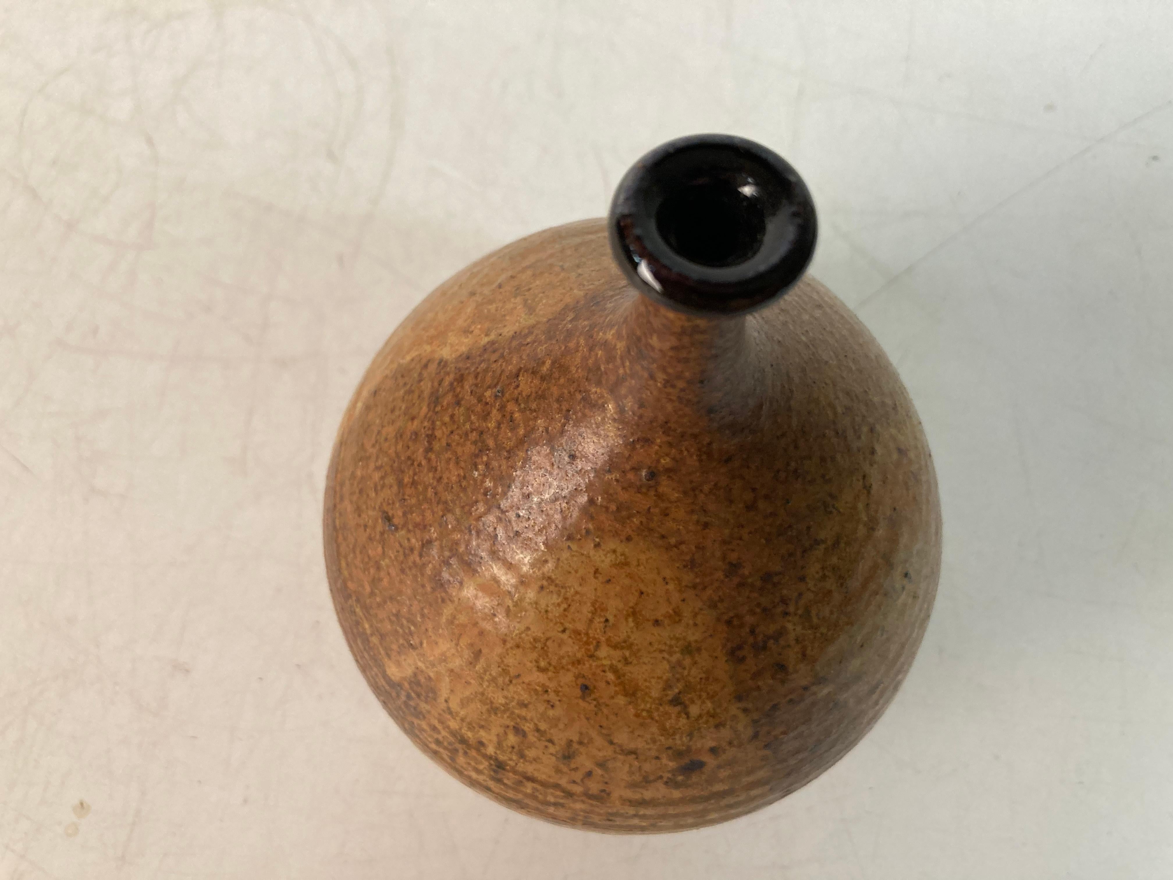 Feine gedrehte Keramikvase aus der Mitte des Jahrhunderts (Mitte des 20. Jahrhunderts) im Angebot