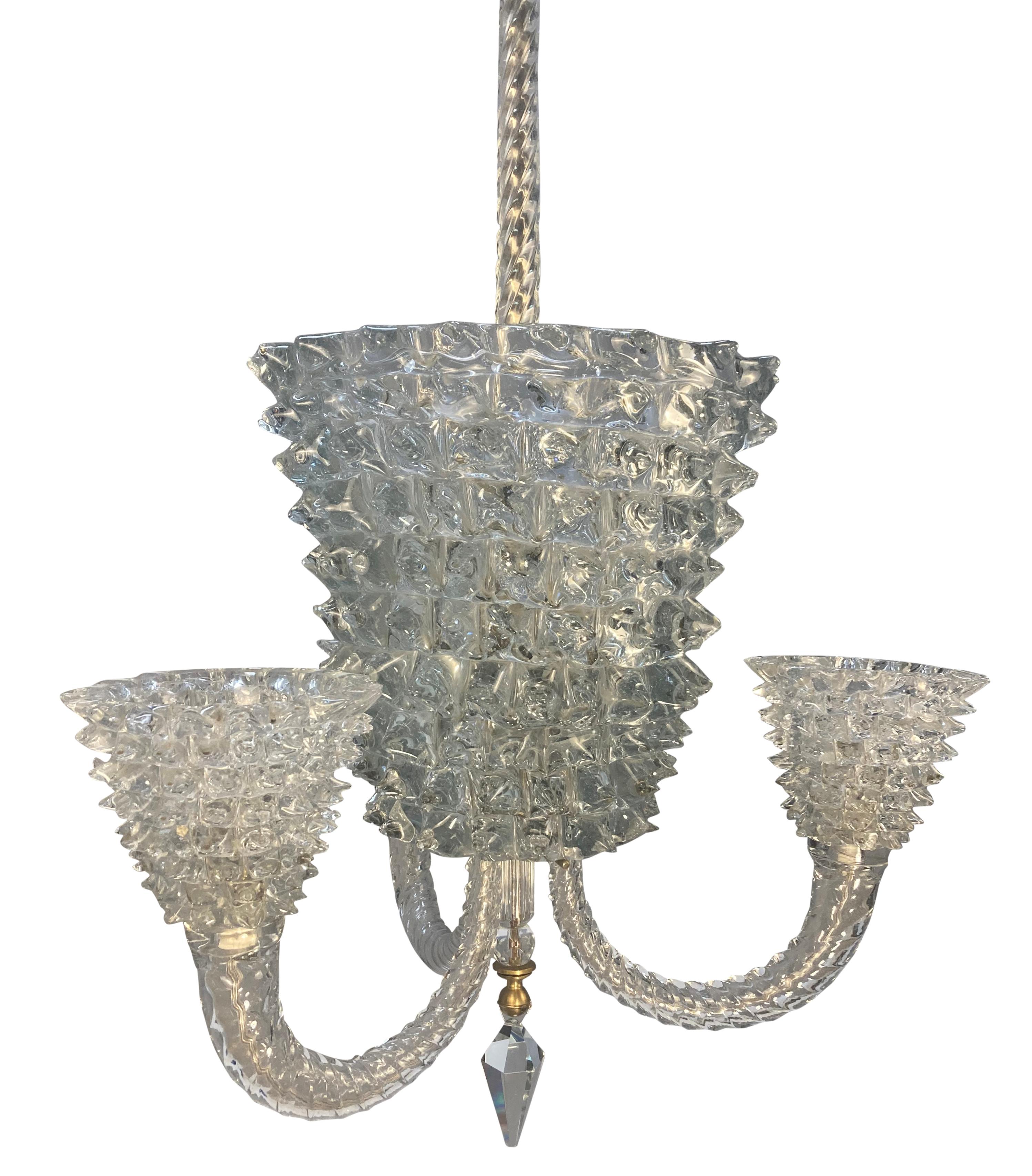 Ein feiner italienischer rostrato Glaslüster von Barovier Y Toso, mit drei Armen und einem zentralen, von innen beleuchteten Glasteil. Die Qualität dieses Glases ist extrem hoch und das Licht ist sehr schwer.