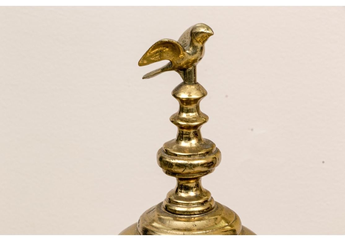 El brasero, de forma alta, tiene un remate de pájaro en la tapa, asas dobles gemelas y una banda con inscripción cincelada. La bandeja redonda separada, con una banda inscrita y elevada sobre una curva  soporte de trípode con máscaras y pies de
