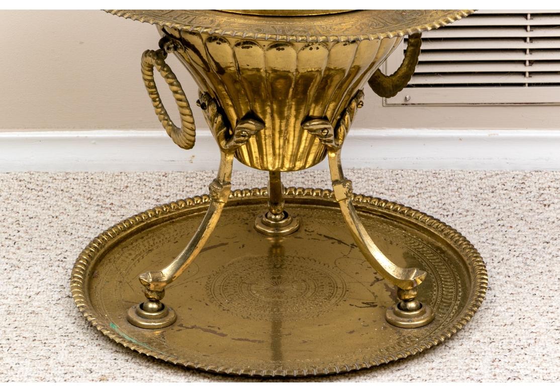 Fino Brasero de Latón de Oriente Medio con Soporte en venta 3