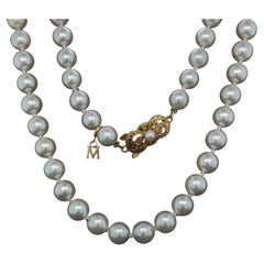 MIKIMOTO Collier Akoya en perles de culture fines avec étiquette en or et fermoir en forme de M