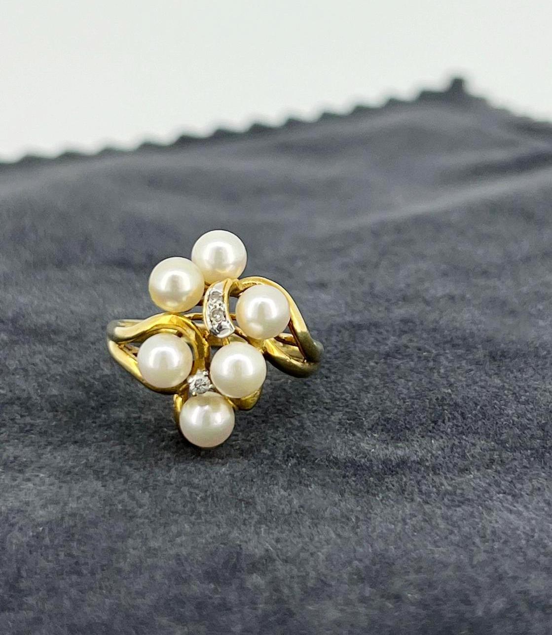 Taille ronde Bague rétro en or jaune 14K avec perles de culture (5.5mm x 6) et diamants faits à la main en vente