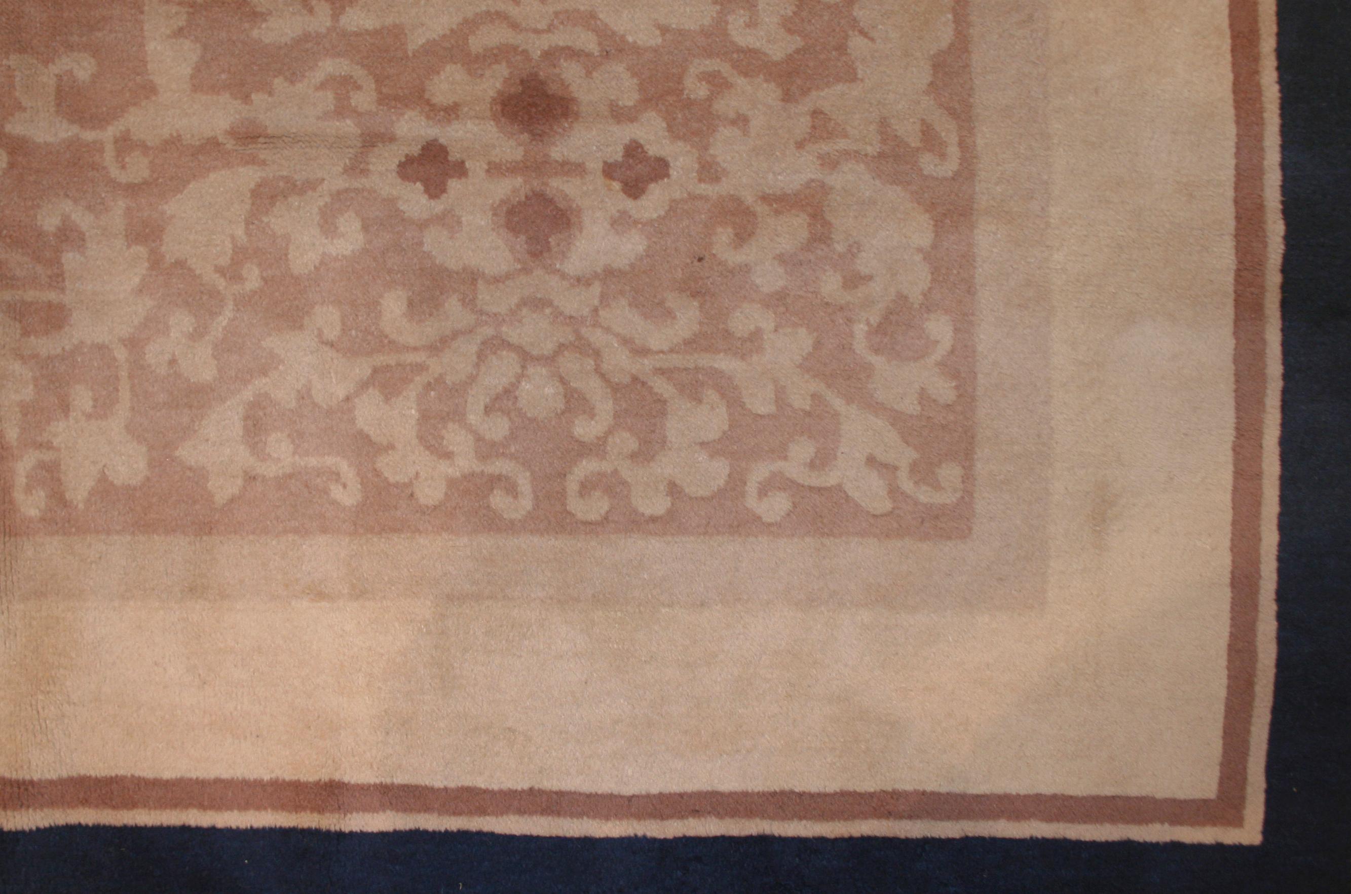 El efecto minimalista que consigue esta alfombra china es muy apreciado por los decoradores que equipan muchos de los interiores más elegantes de la actualidad. El campo está decorado con un sutil dibujo tono sobre tono, que recuerda a la porcelana