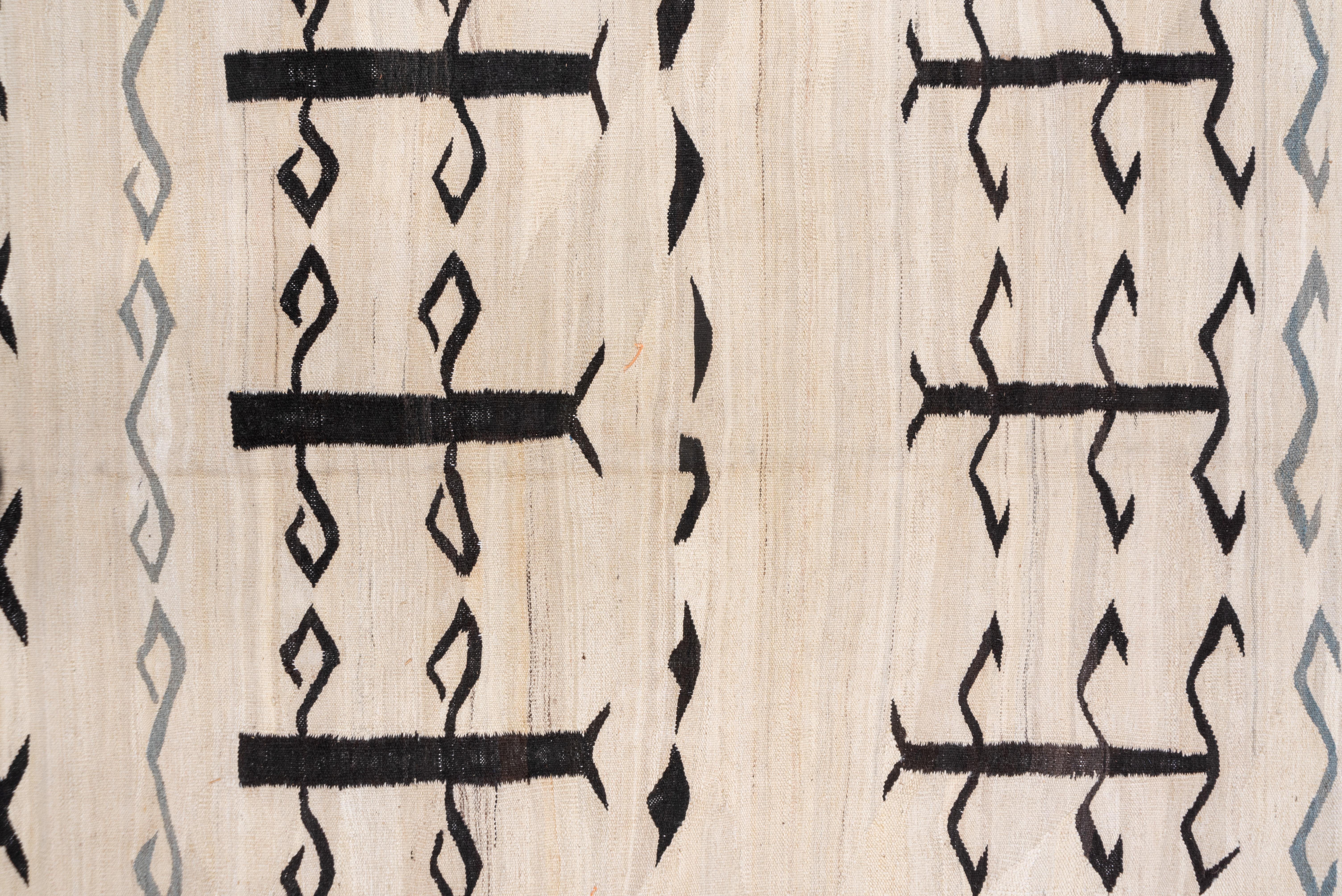 Fine Modern & Abstract Flatweave Area Rug with Ivory, Black & Gray Tones In Excellent Condition For Sale In New York, NY