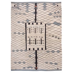 Moderner und abstrakter Flachgewebe-Teppich mit elfenbeinfarbenen, schwarzen und grauen Tönen