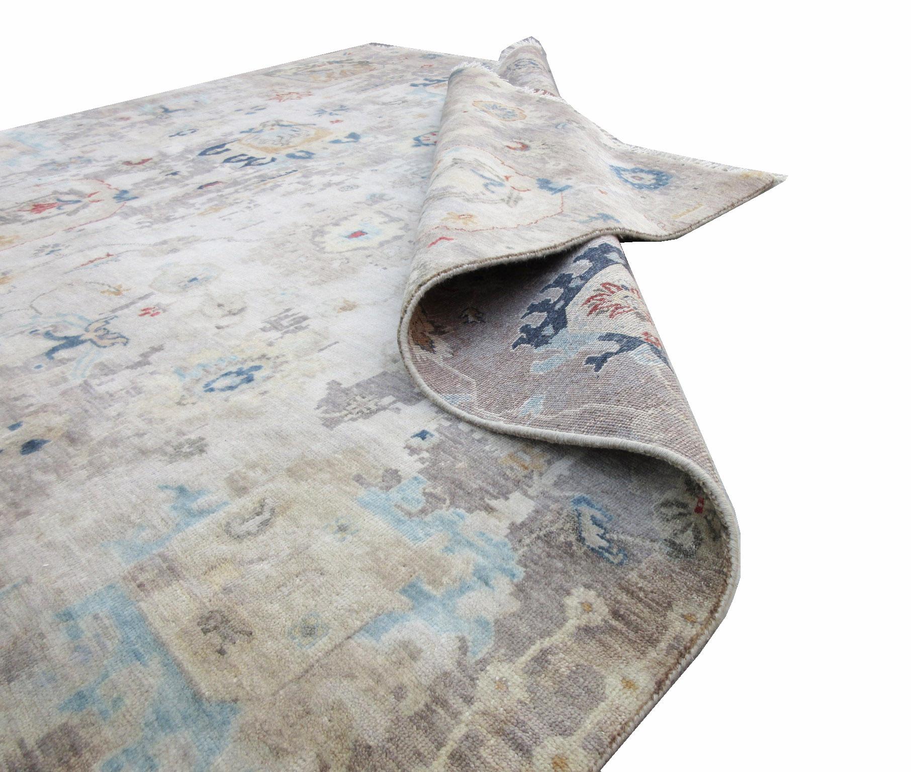 Feiner moderner Distressed-Teppich im Zustand „Neu“ im Angebot in Laguna Hills, CA