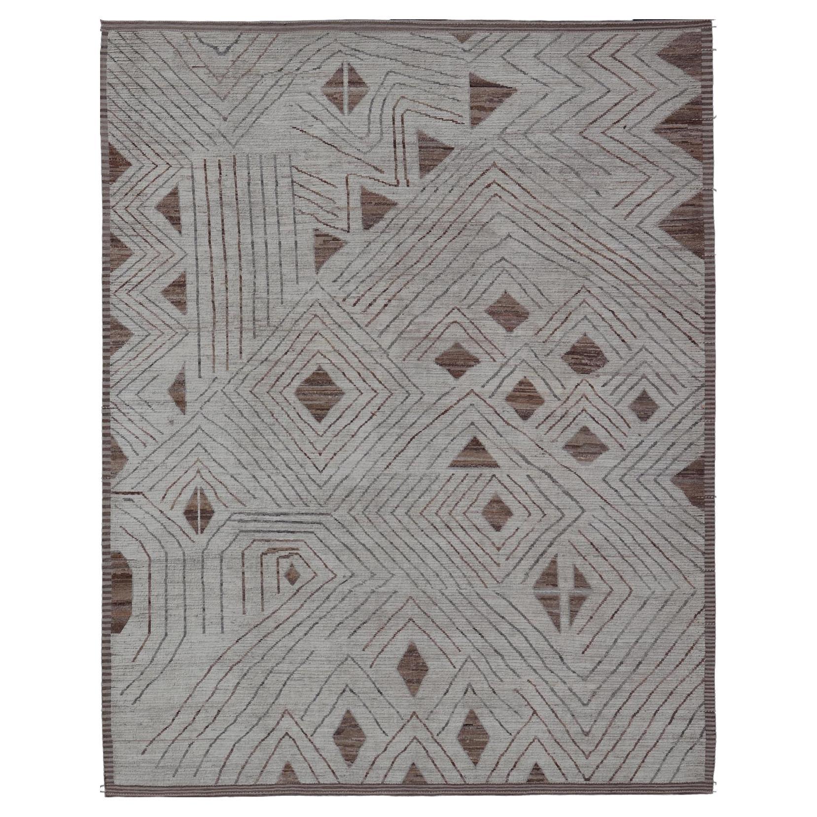 Tapis moderne raffiné dans des tons blancs et brun clair avec un design abstrait et géométrique