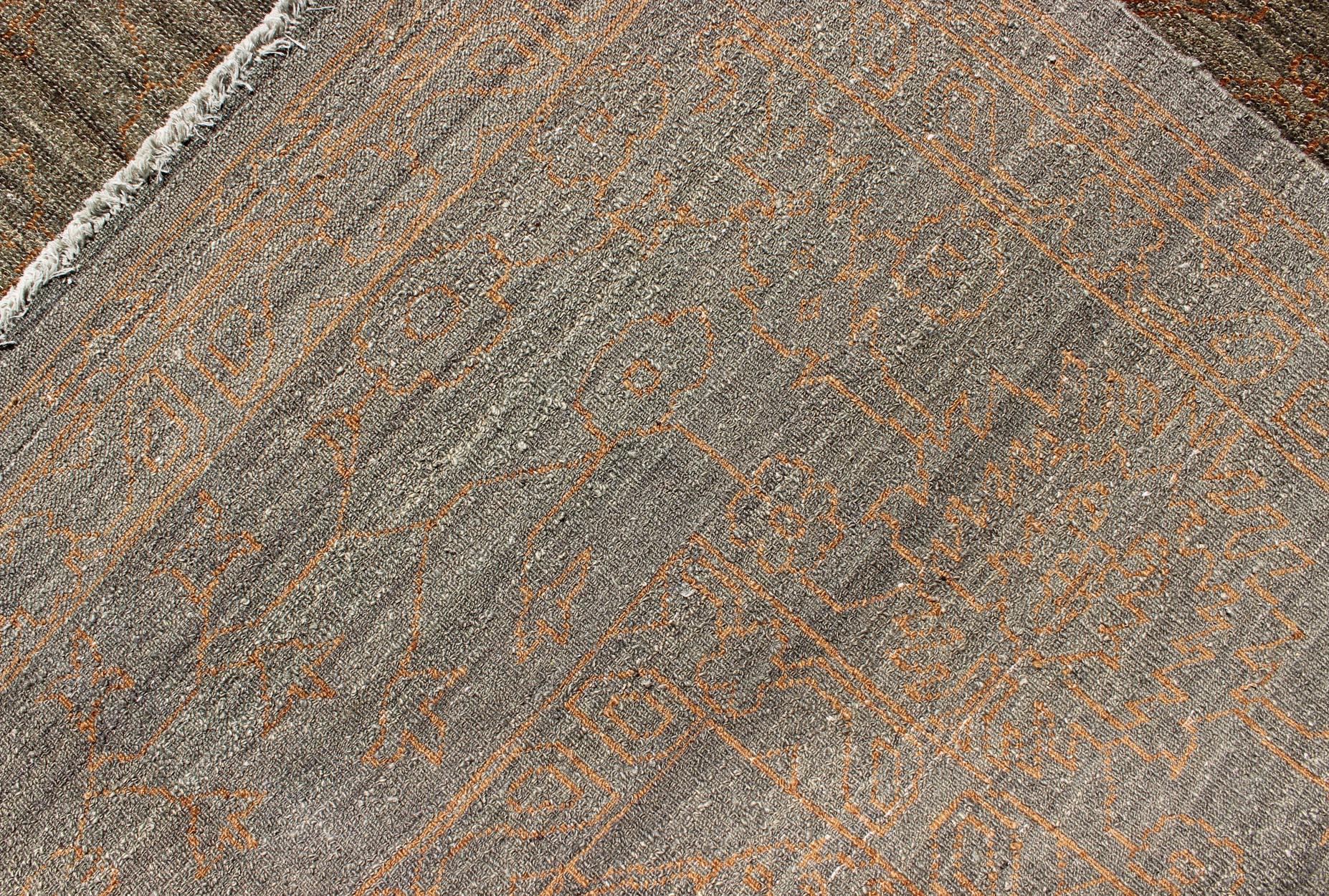Feiner moderner Teppich mit Übergangsdesign von Keivan Woven Arts  im Angebot 3