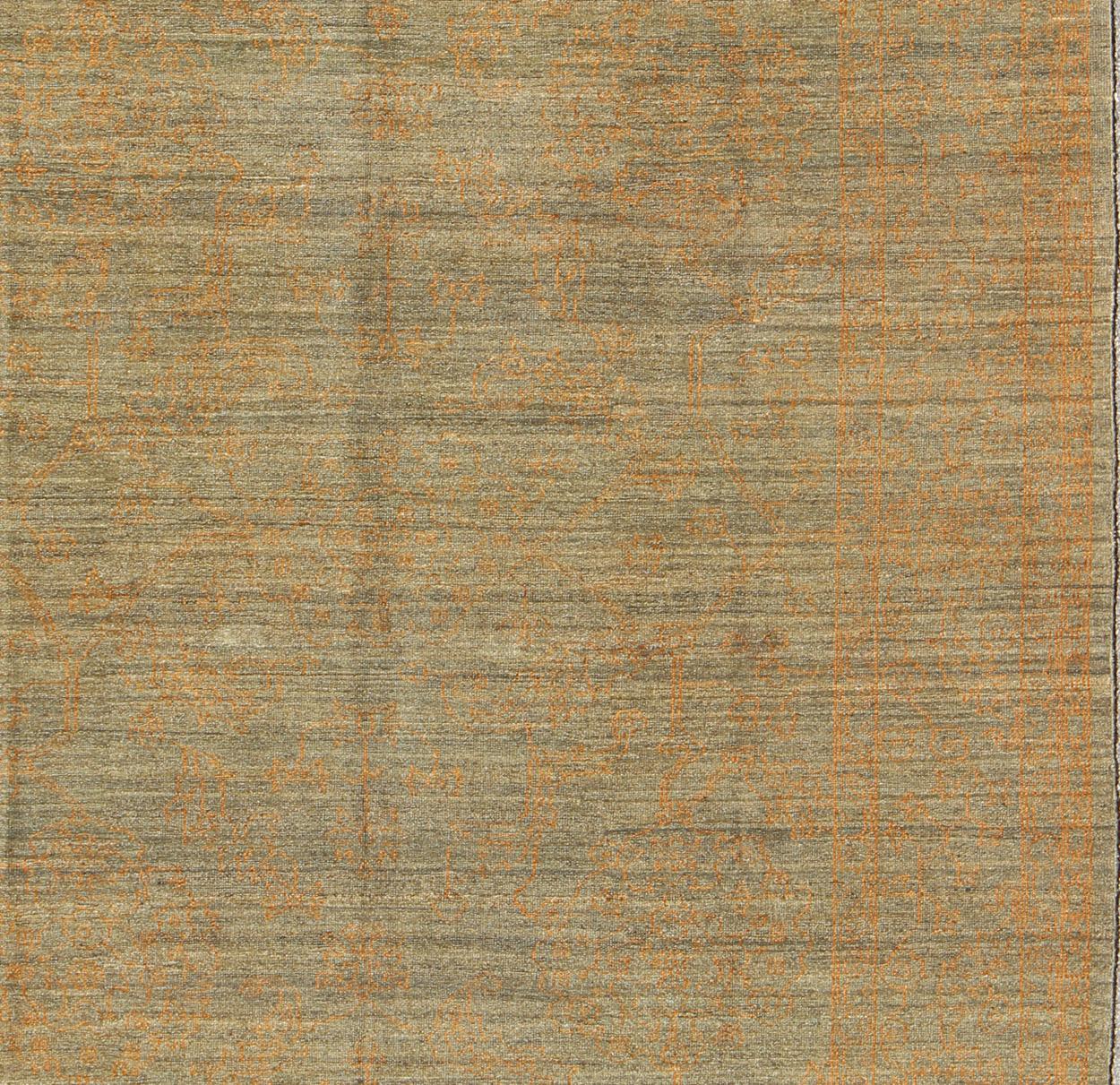 Moderner Teppich im Transitional Design. Keivan Woven Arts Teppich AN-113353 , Herkunftsland / Art: Türkei / Modern, ca. Anfang 21. Jahrhundert.
Maße: 8'3 x 10'0.
Dieser fein handgeknüpfte Teppich im Übergangsdesign zeichnet sich durch ein