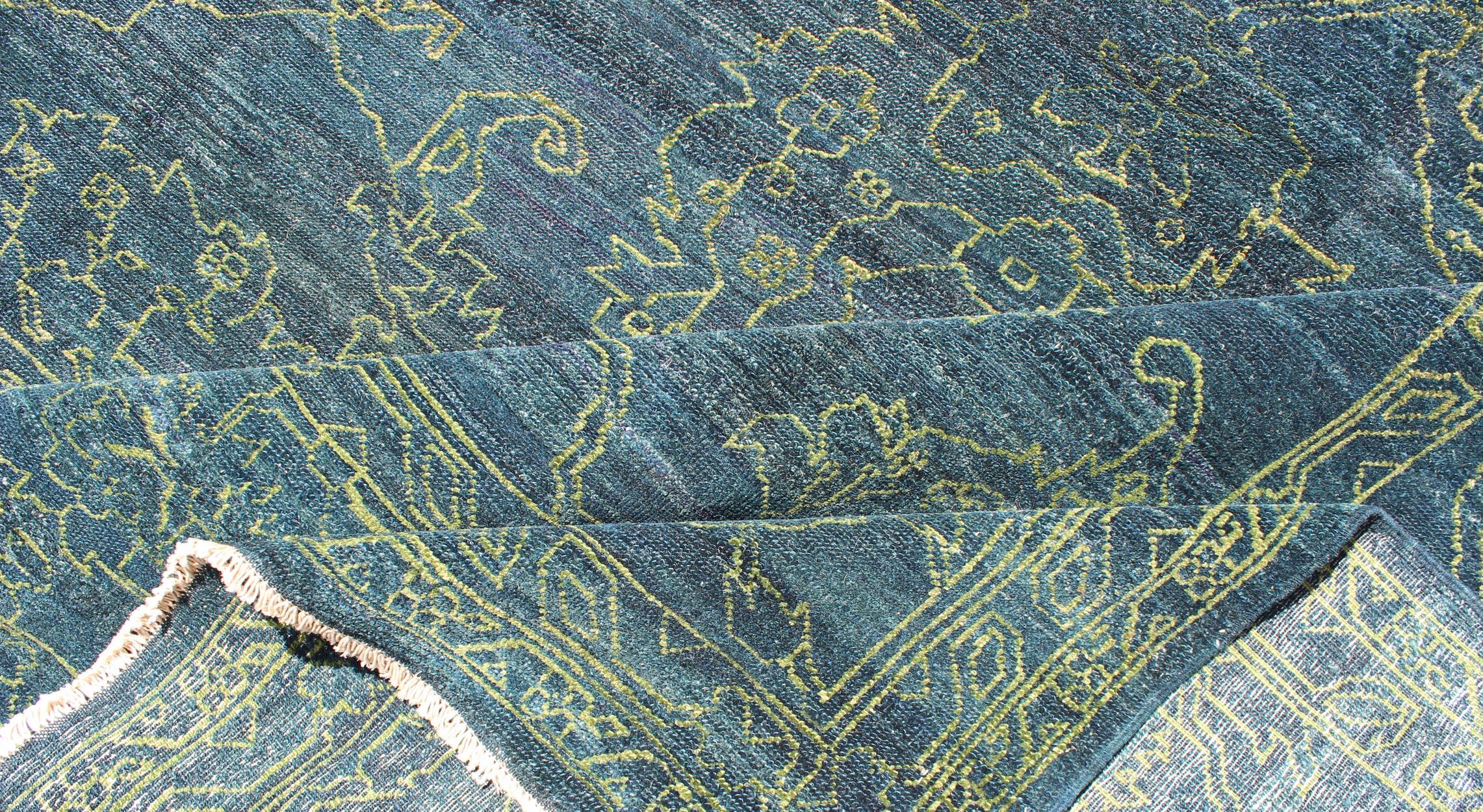 Tappeto moderno e raffinato con design di transizione in blu teal e verde lime in vendita 2
