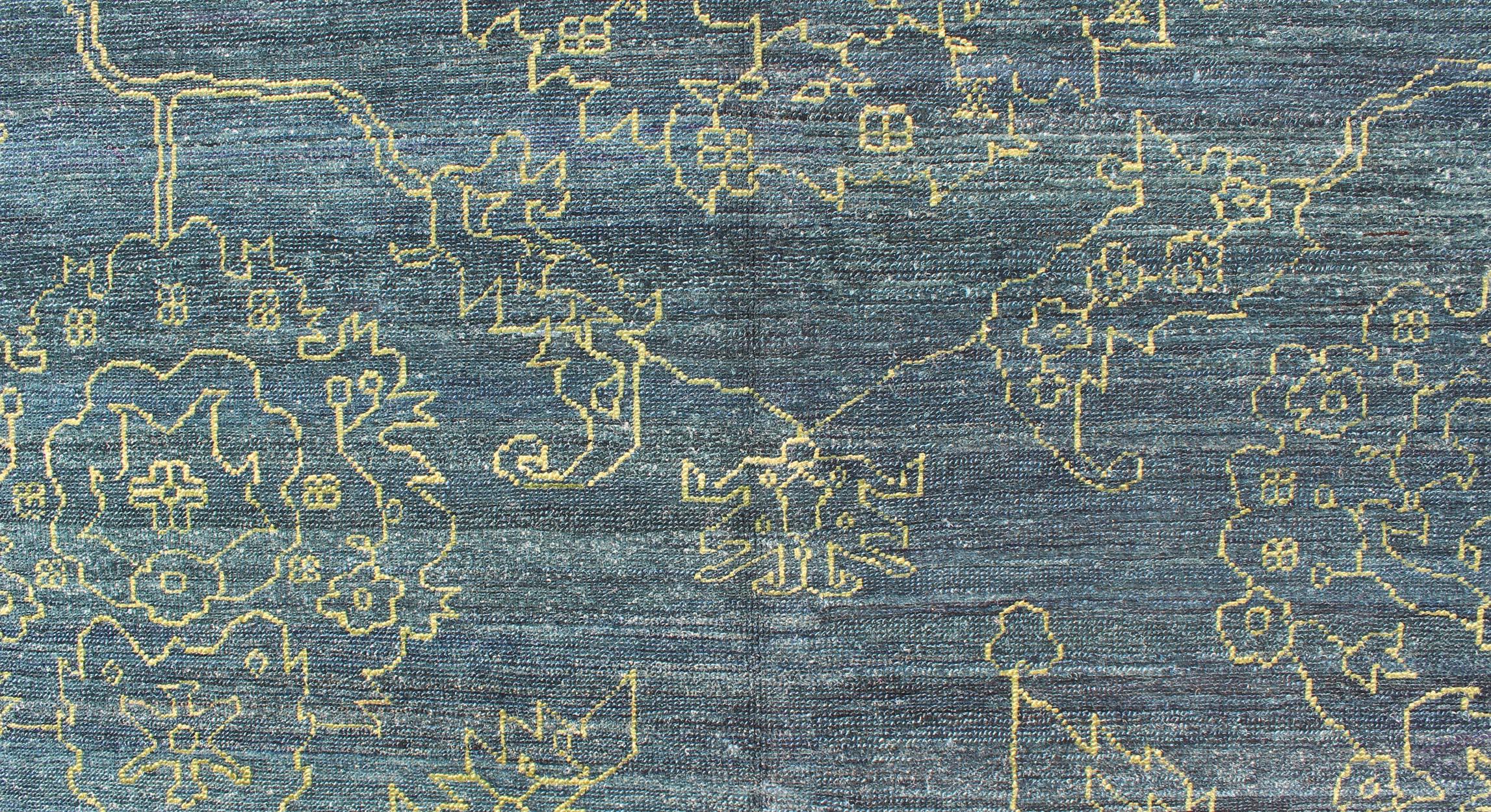 Tappeto moderno e raffinato con design di transizione in blu teal e verde lime in vendita 1