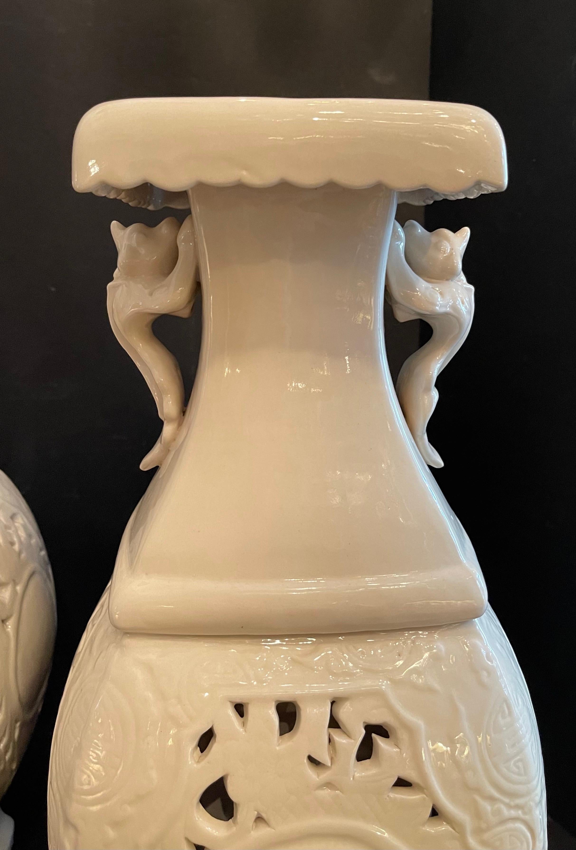 Chinoiseries Paire de vases monumentaux en porcelaine asiatique de style chinoiseries, urnes Lorin Marsh en vente