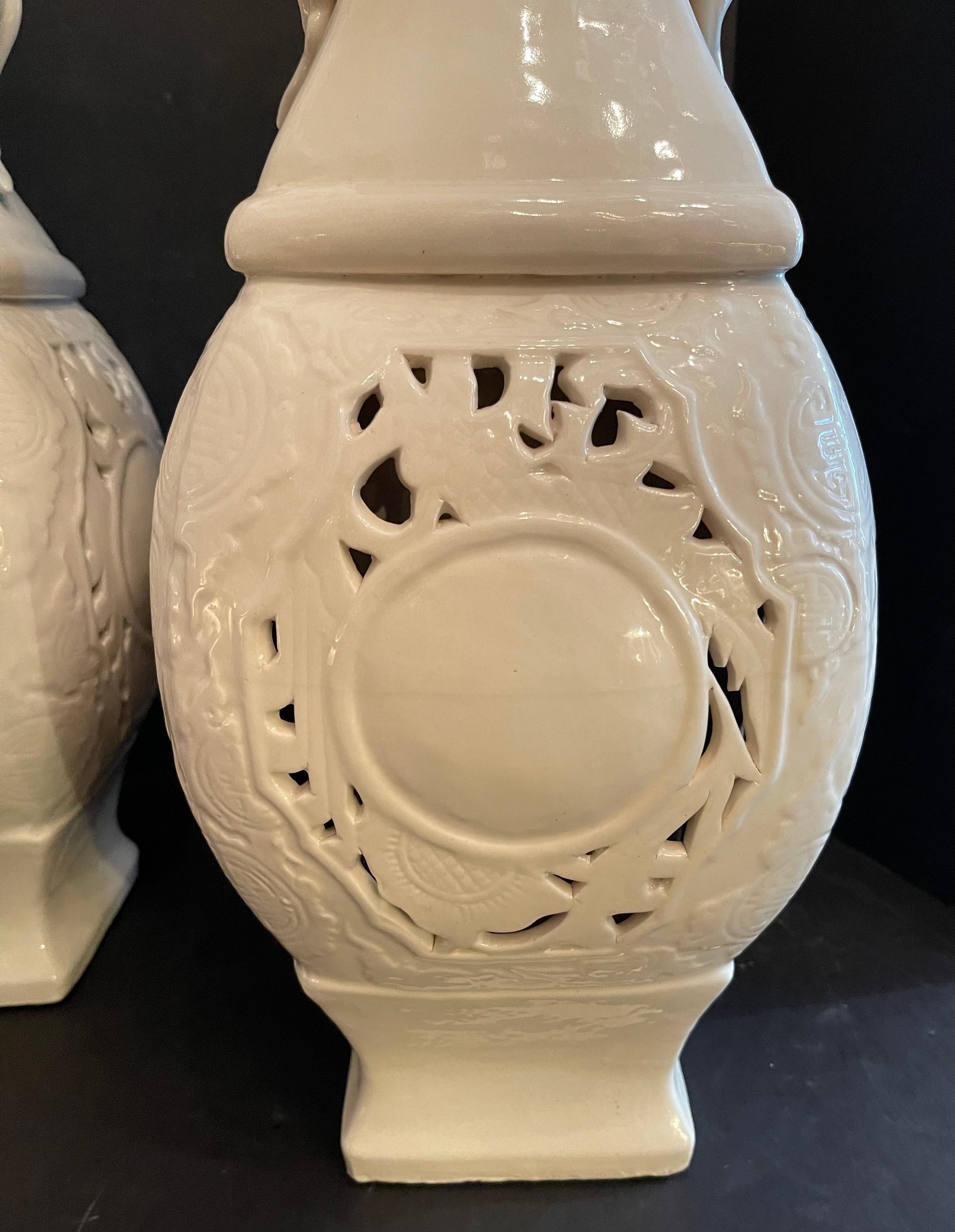 Chinois Paire de vases monumentaux en porcelaine asiatique de style chinoiseries, urnes Lorin Marsh en vente