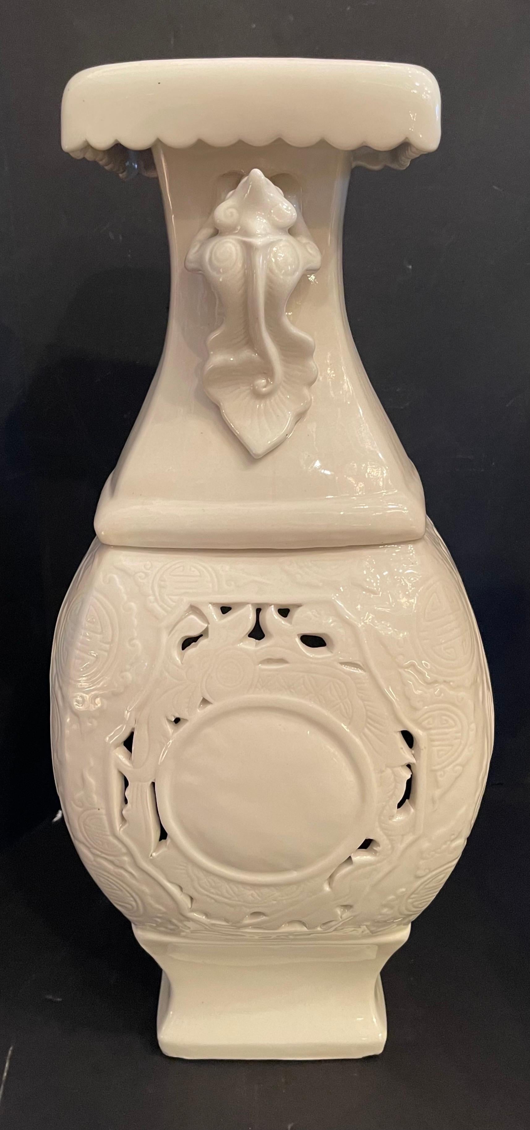20ième siècle Paire de vases monumentaux en porcelaine asiatique de style chinoiseries, urnes Lorin Marsh en vente